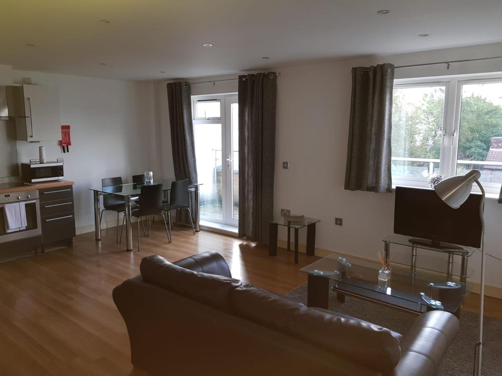 Guildford Vacations - Blue Sky Apartments Abbots Yard, Guildford - Property Image 3