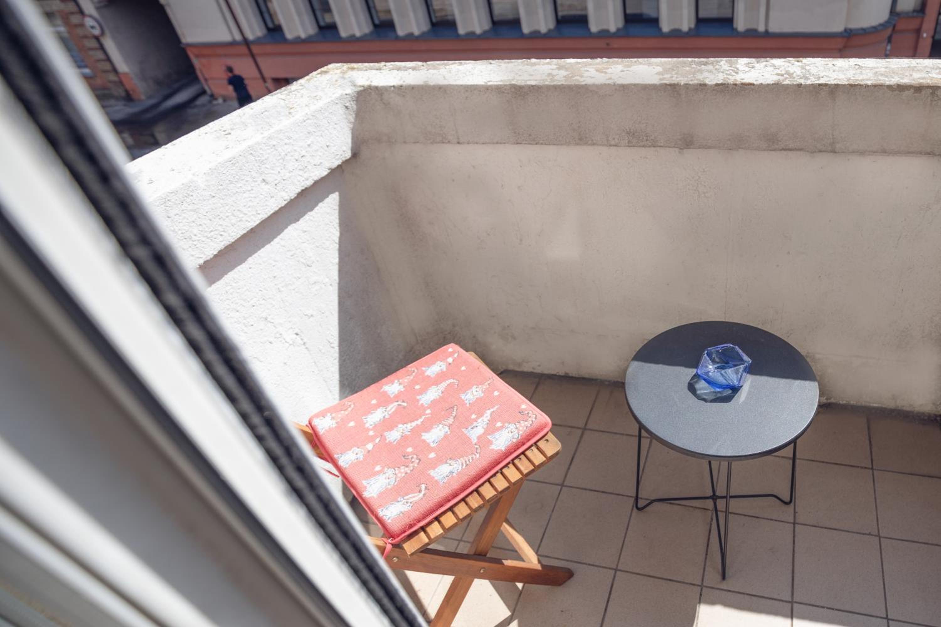 Modern 2-room flat in the city center view 4