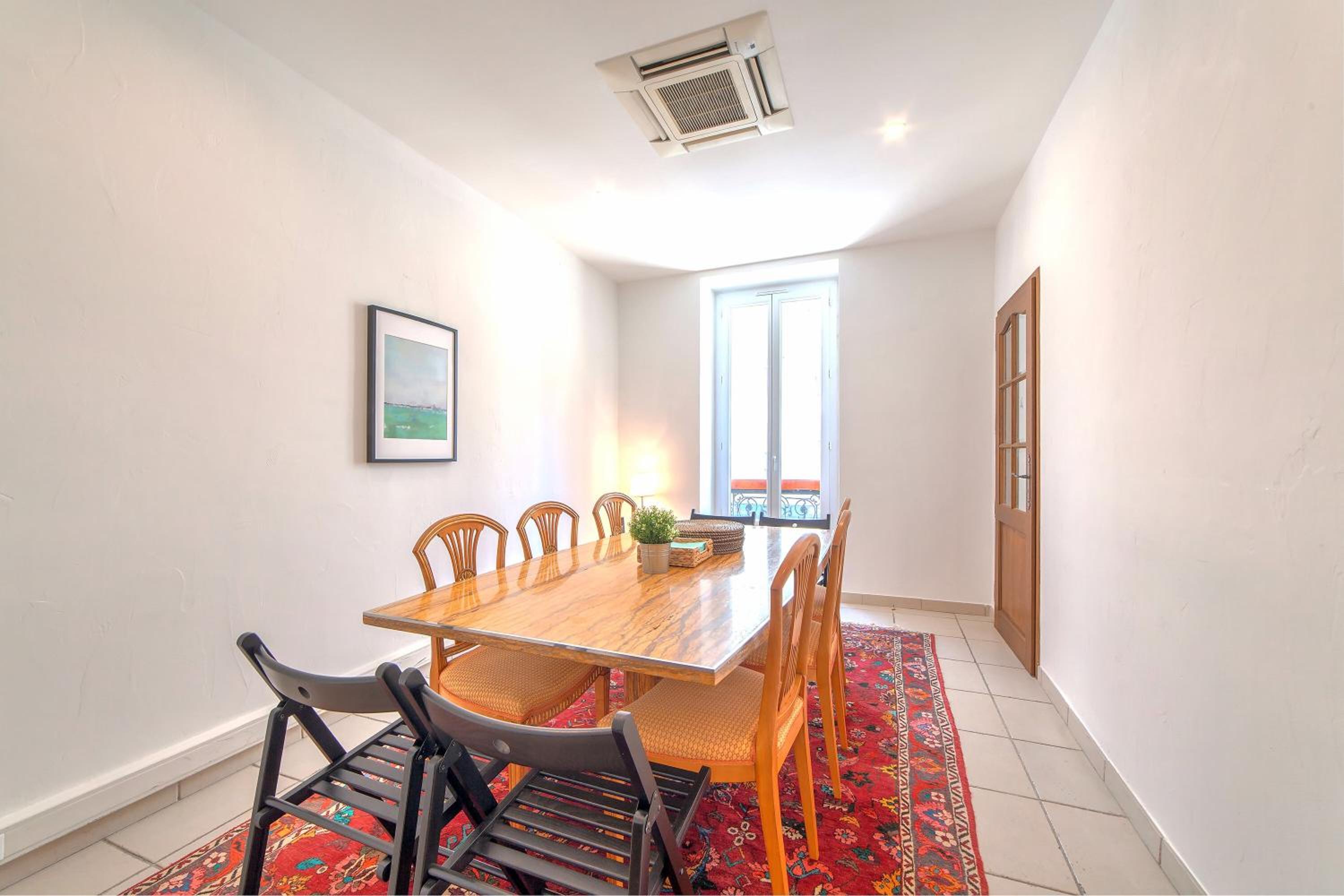 Lovely large familial apartment in central Nice, ten minutes walk to the beach! photo 5