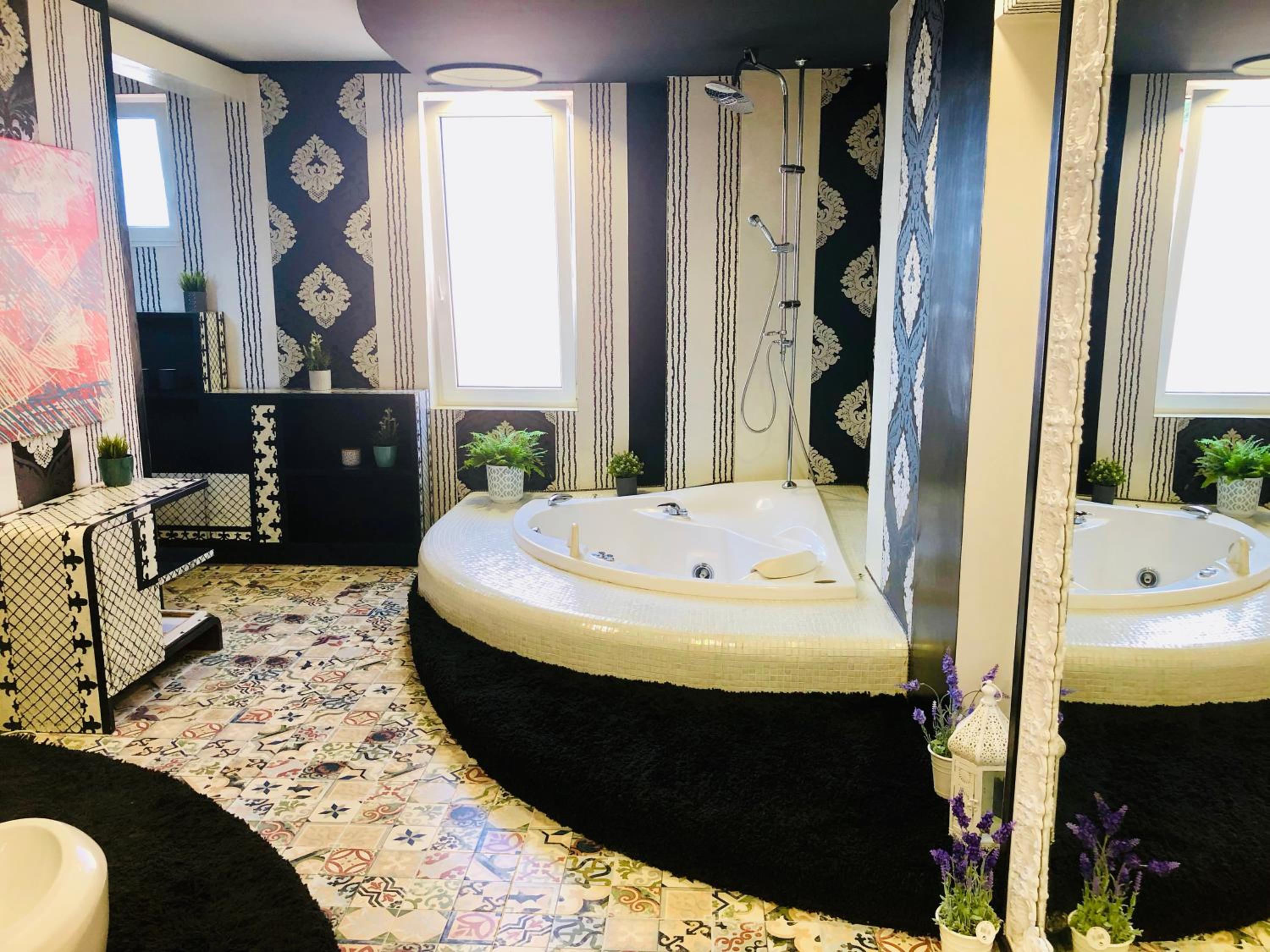 Hotel Golden Pearl - Jacuzzi Top Center Luxury Apartment