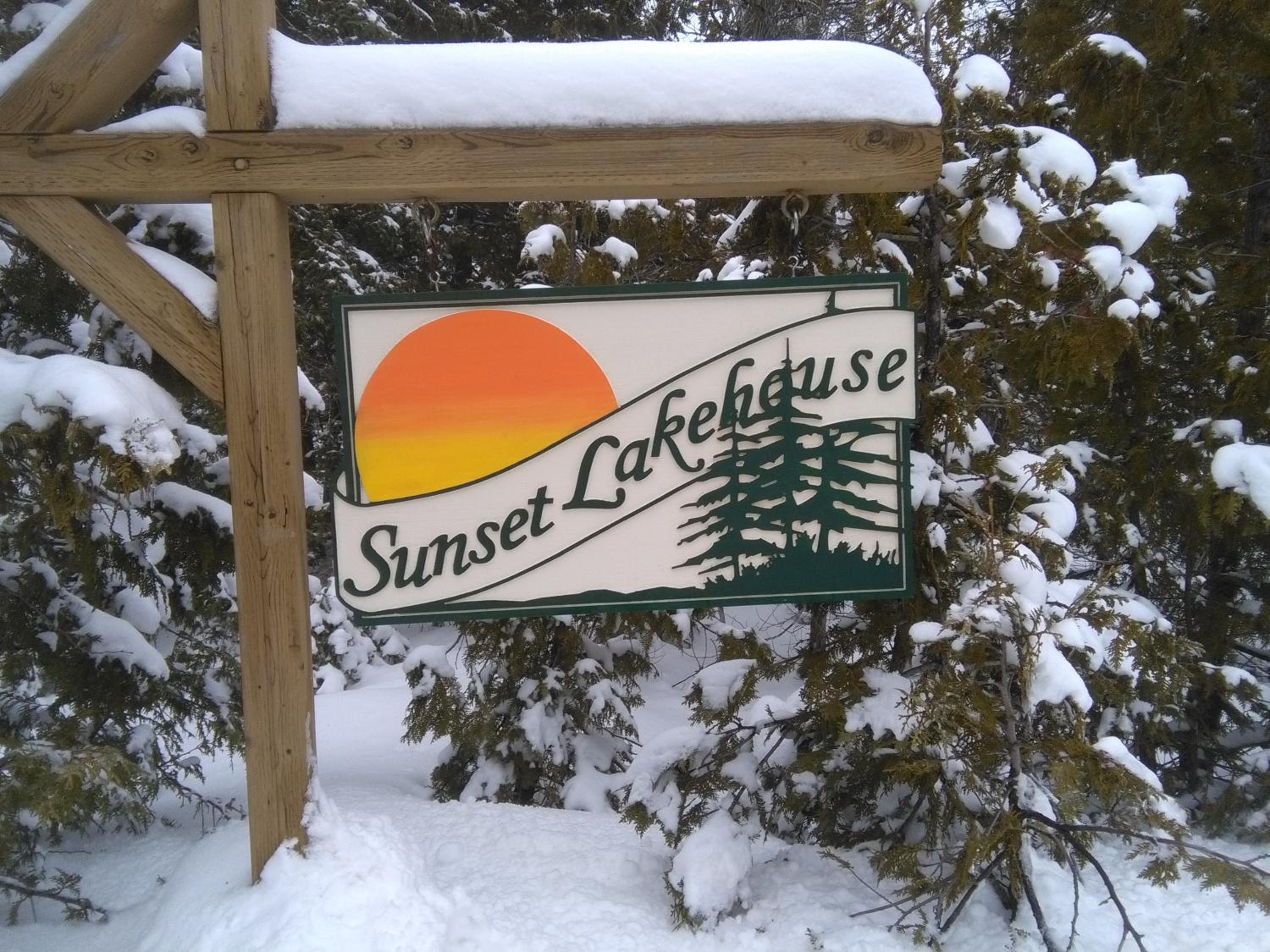 Sunset Lakehouse, cozy cottage