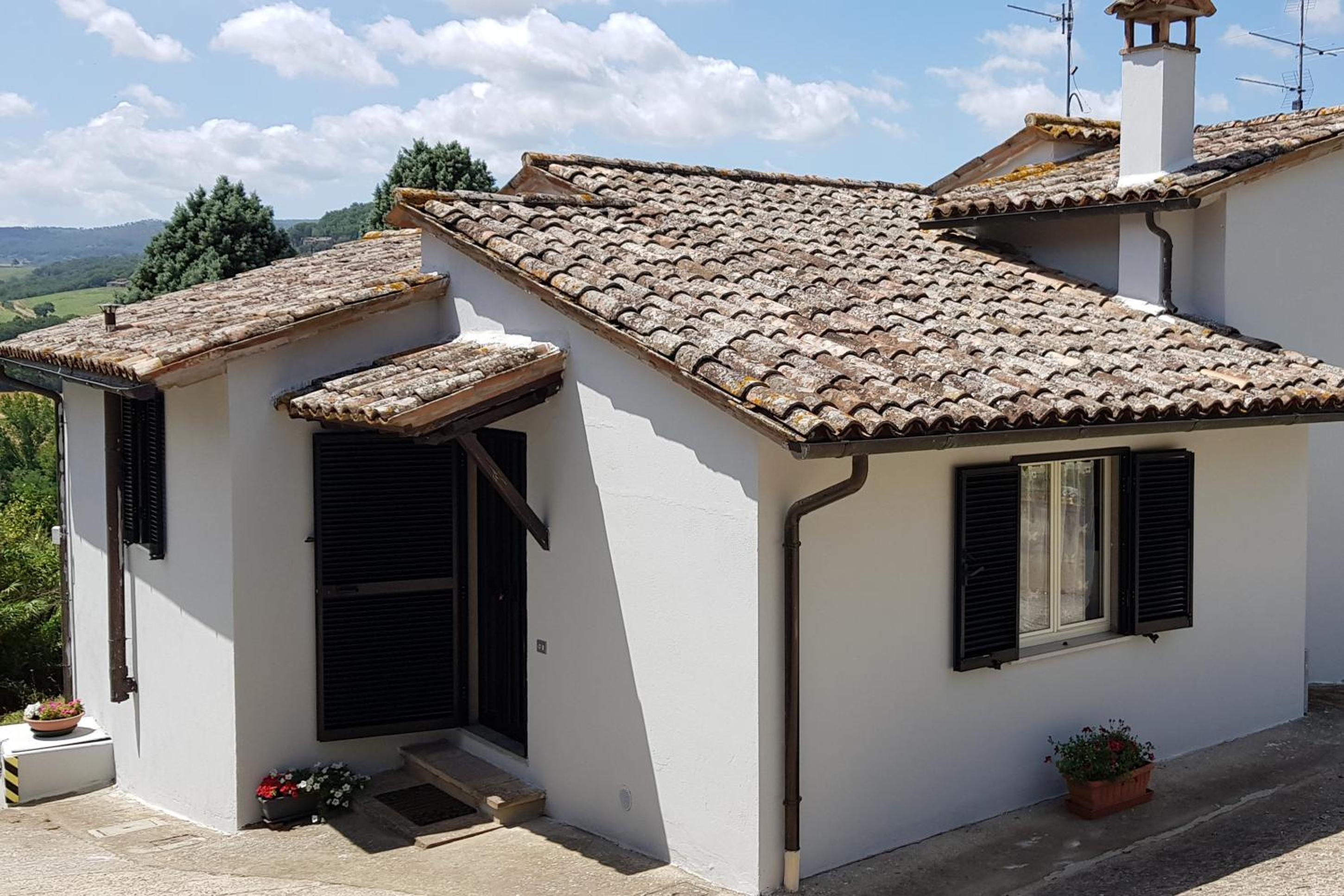Case in campagna con piscina a Todi view 3