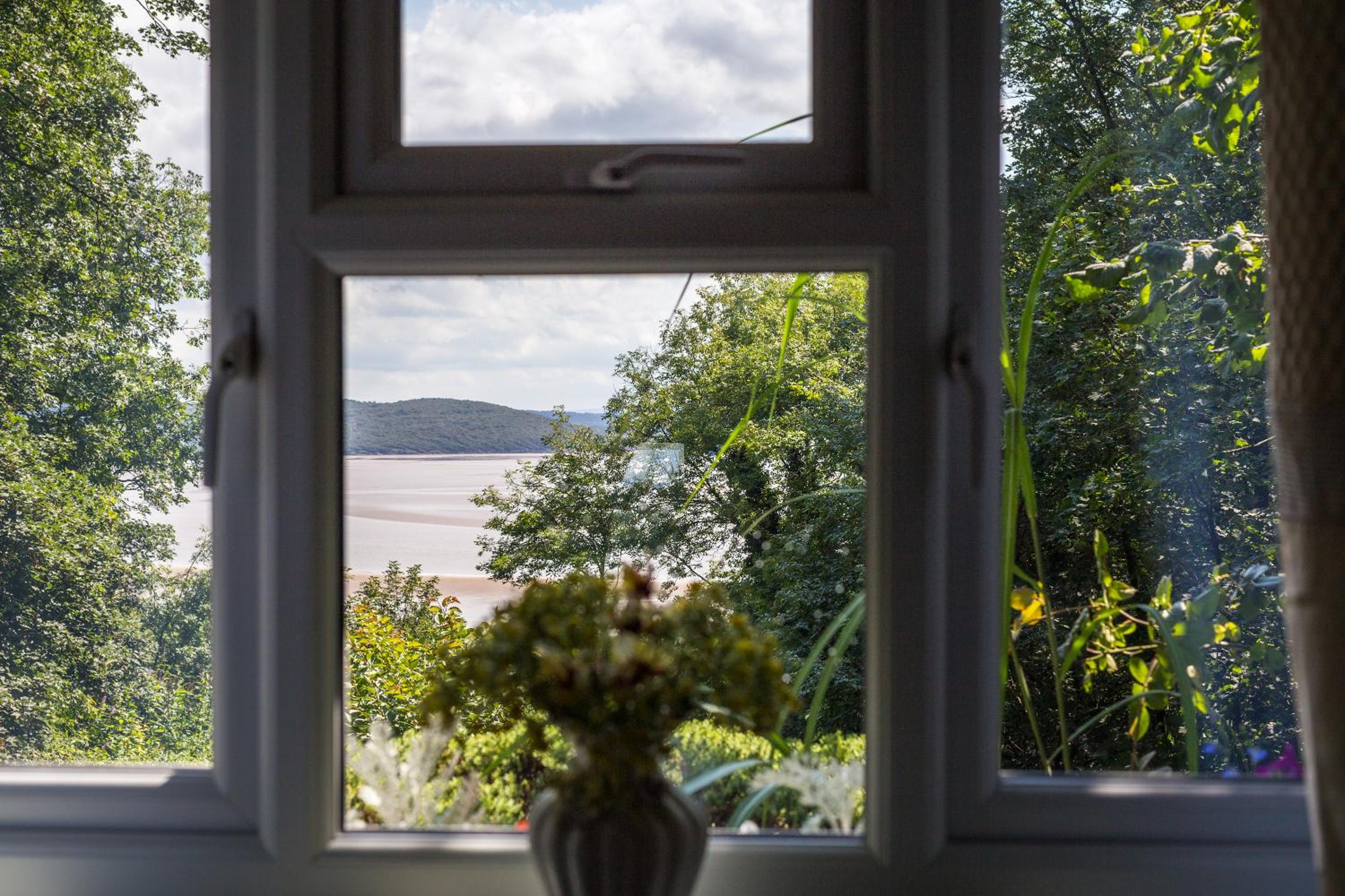 Hampsfell Cottage, quaint and comfy by the Lake District view 4