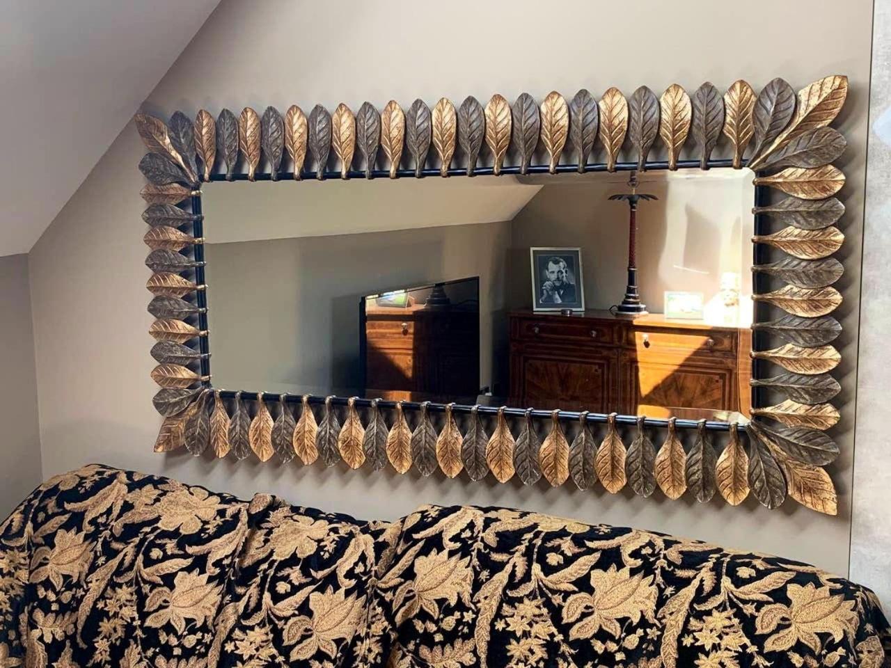Luxurious private coach house view 3