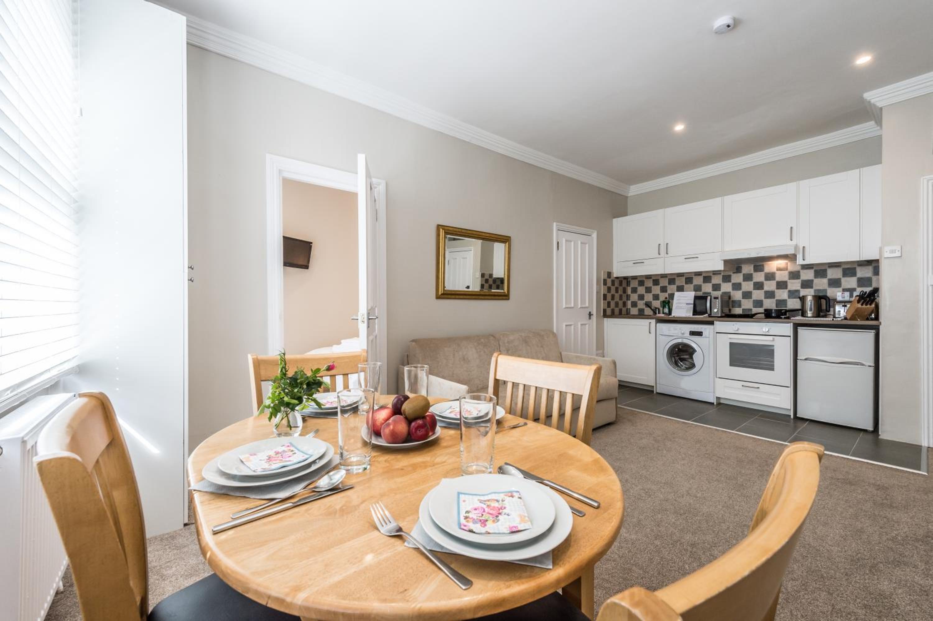 Stylish apartment 12 minutes tube to Oxford Street with free wifi and air con