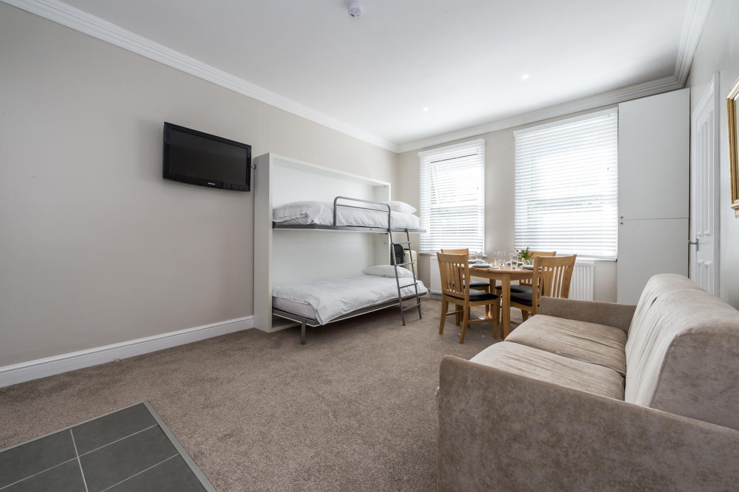 Stylish apartment 12 minutes tube to Oxford Street with free wifi and air con