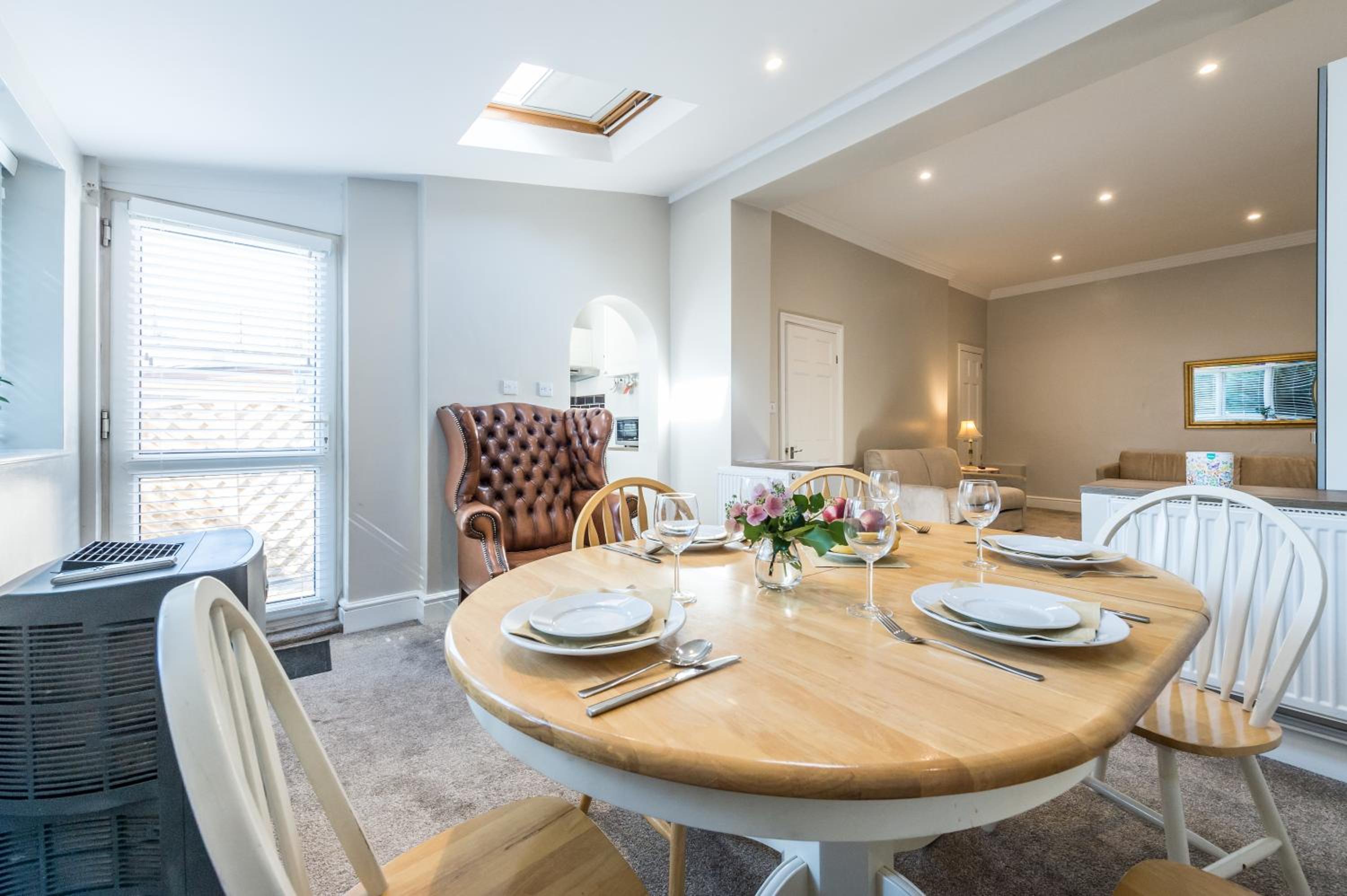 Stylish apartment 12 minutes tube to Oxford Street with free wifi and air con