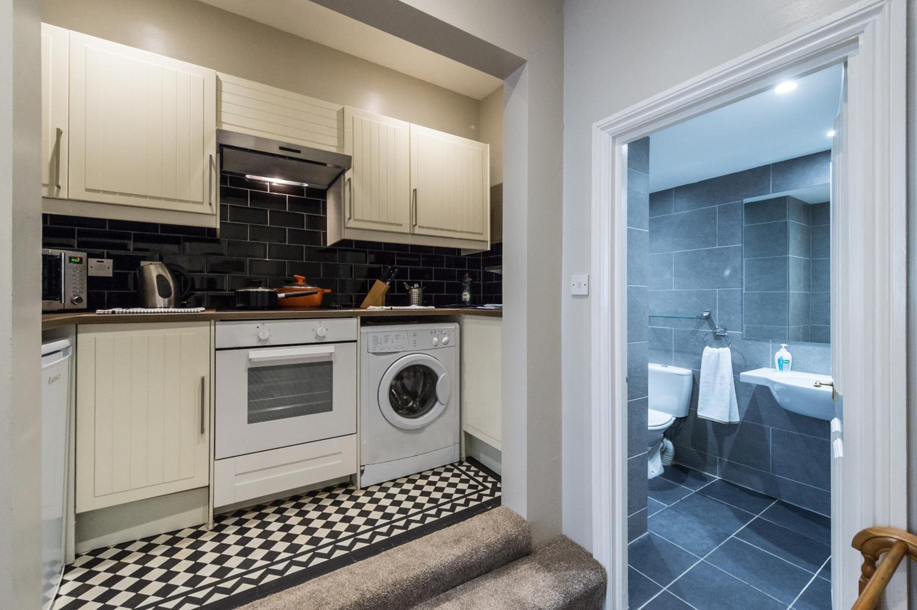 Stylish apartment 12 minutes tube to Oxford Street with free wifi and air con