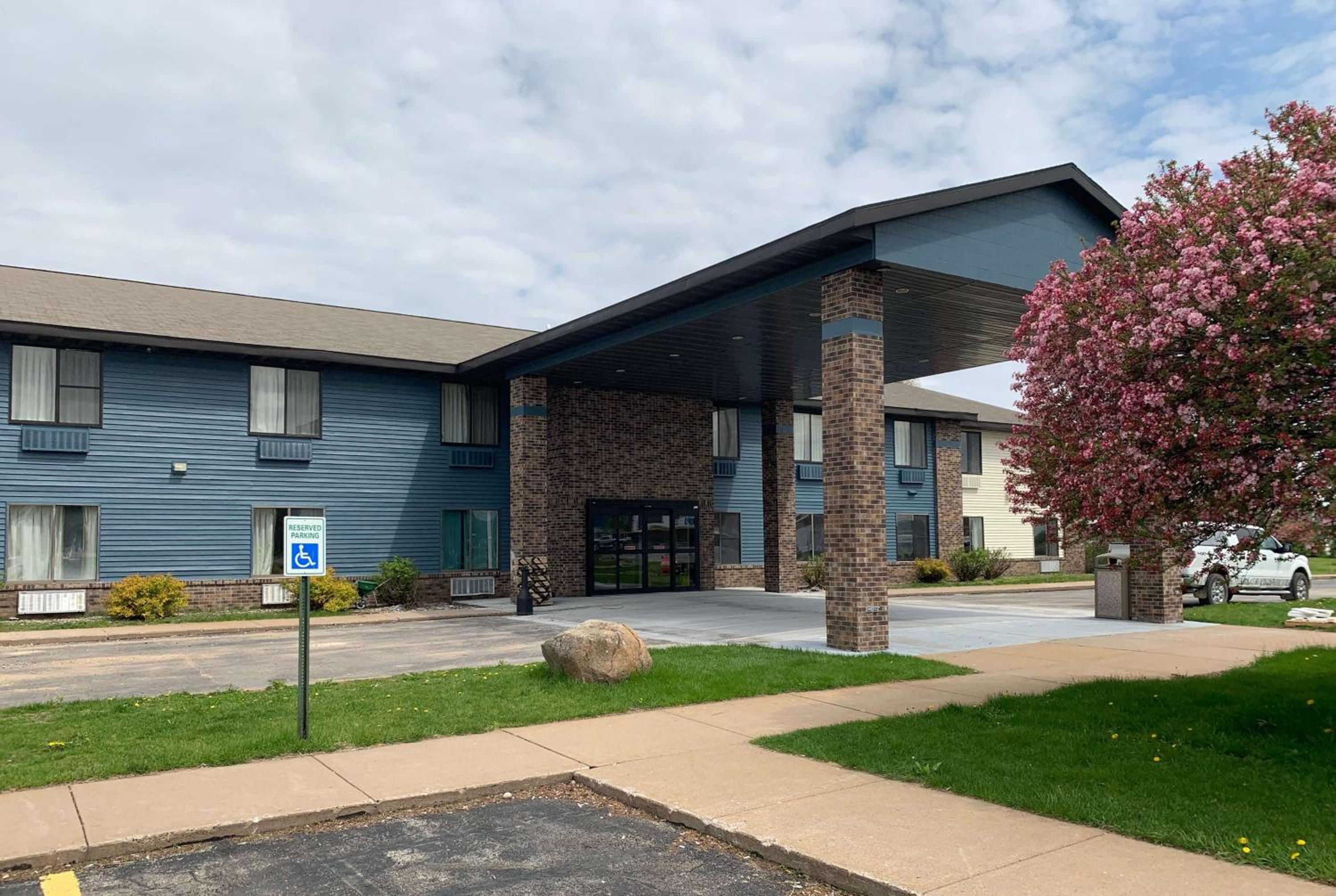 AmericInn by Wyndham Prairie du Chien view 4