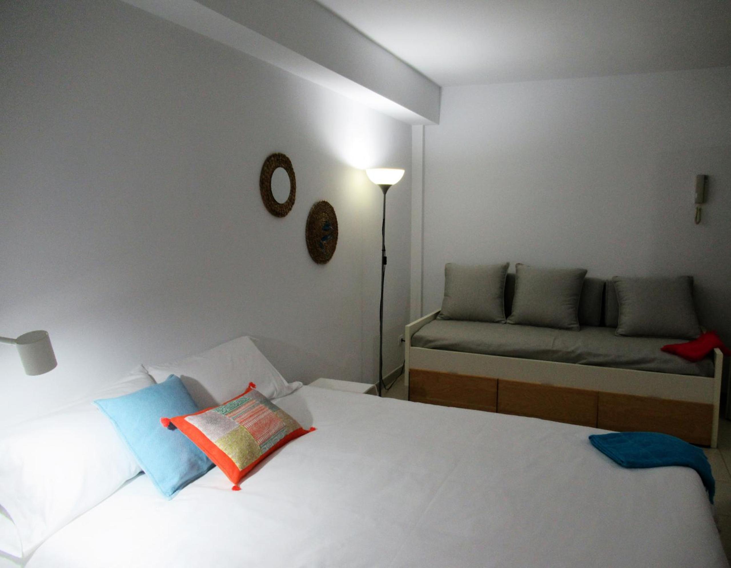 Hotel Vivelorural estudio interior en Las Canteras - Image 1