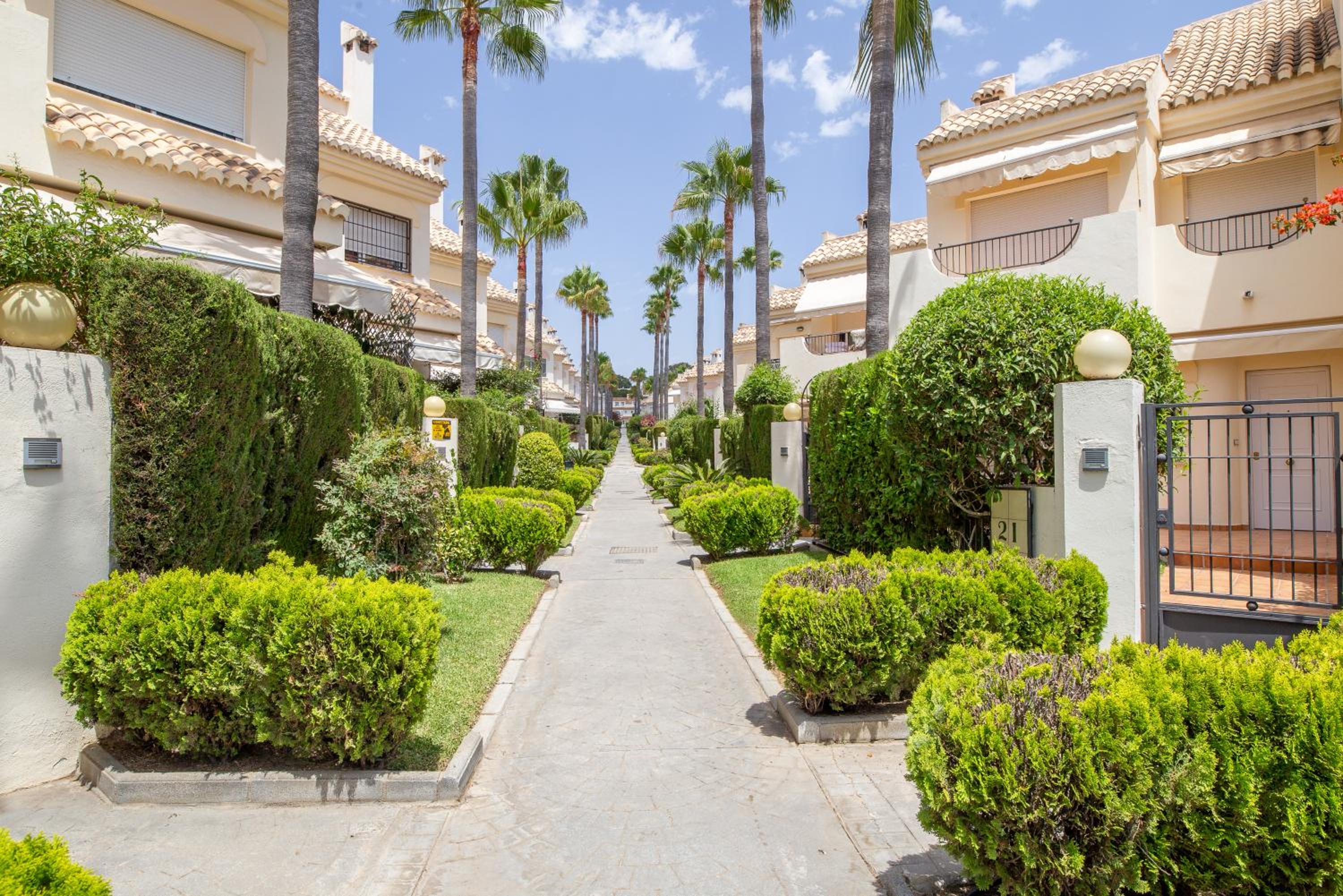 STYLISH TOWNHOUSE IN BEACHFRONT COMPLEX view 4