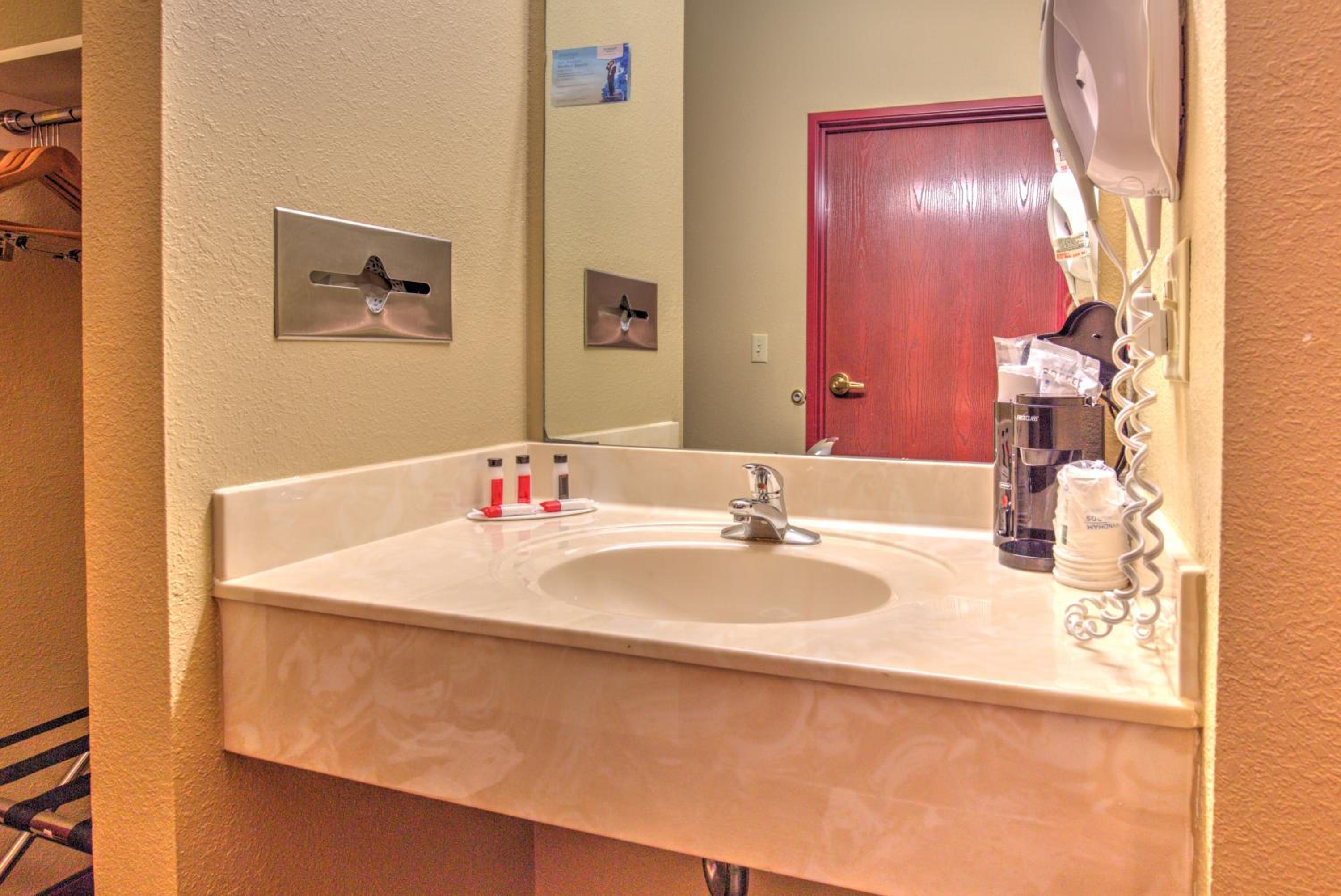Super 8 by Wyndham Waterloo - Property Image 1