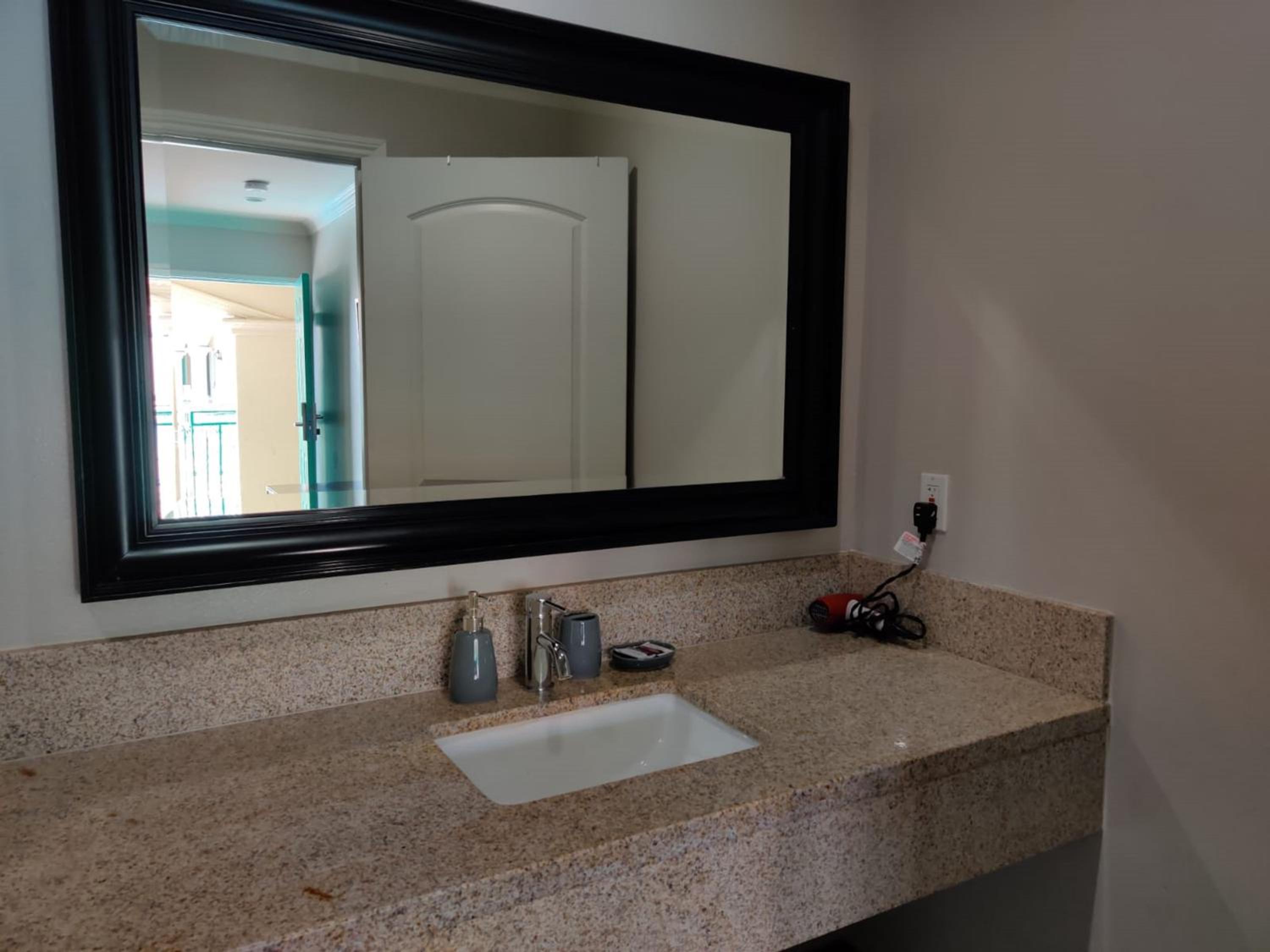 LYFE INN & SUITES by AGA - LAX Airport 3