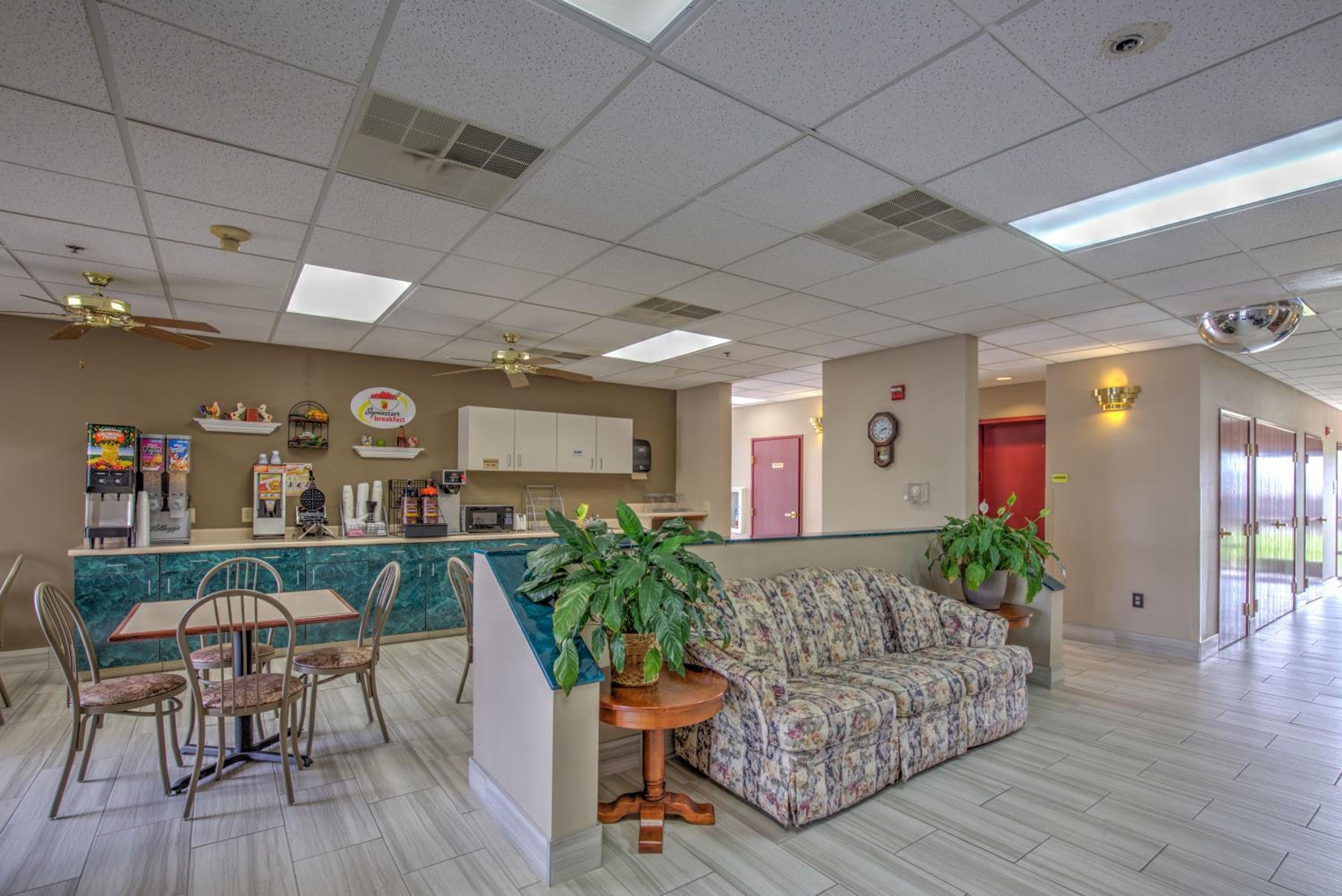Super 8 by Wyndham Waterloo - Property Image 9