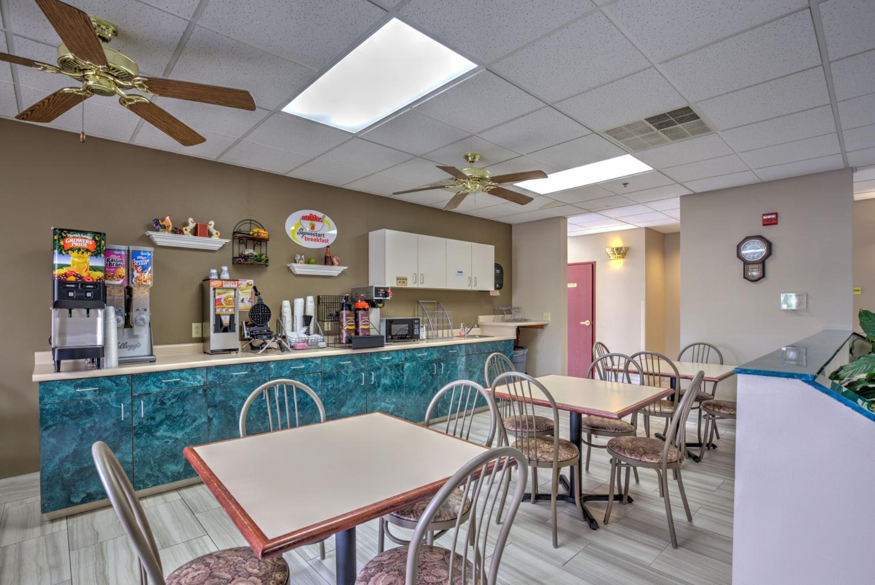 Super 8 by Wyndham Waterloo - Property Image 8