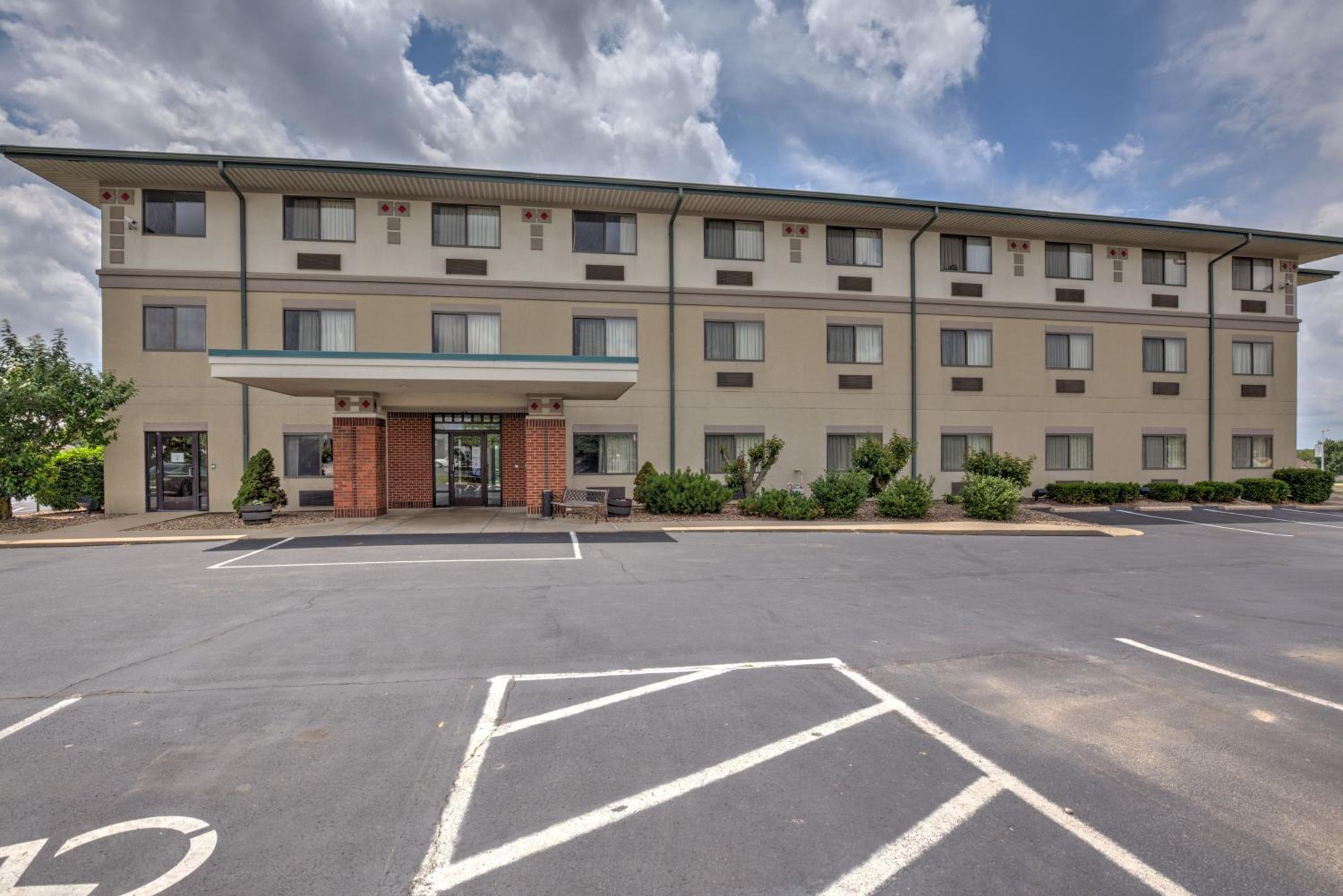 Super 8 by Wyndham Waterloo - Property Image 44