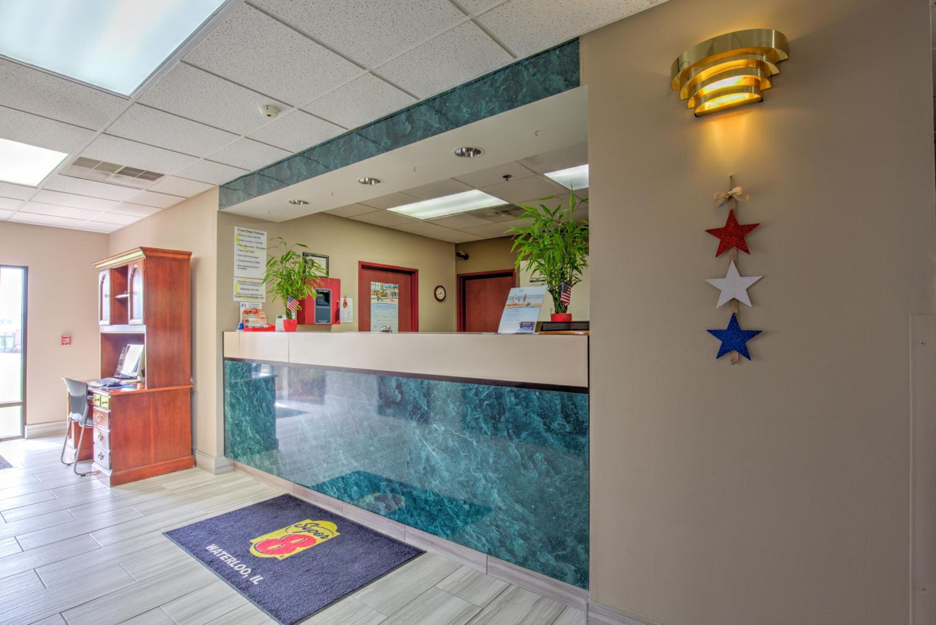 Super 8 by Wyndham Waterloo - Property Image 5