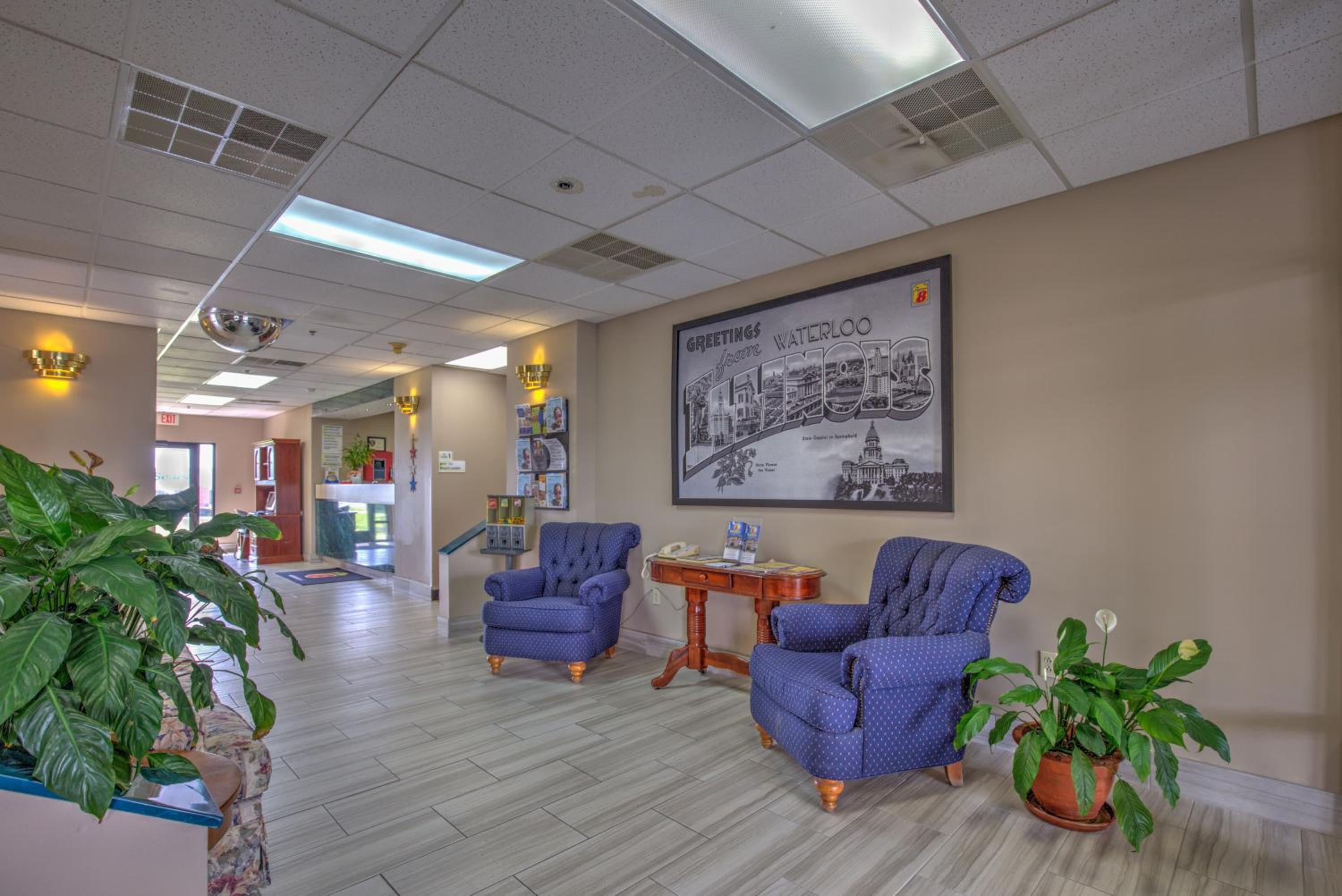 Super 8 by Wyndham Waterloo - Property Image 3