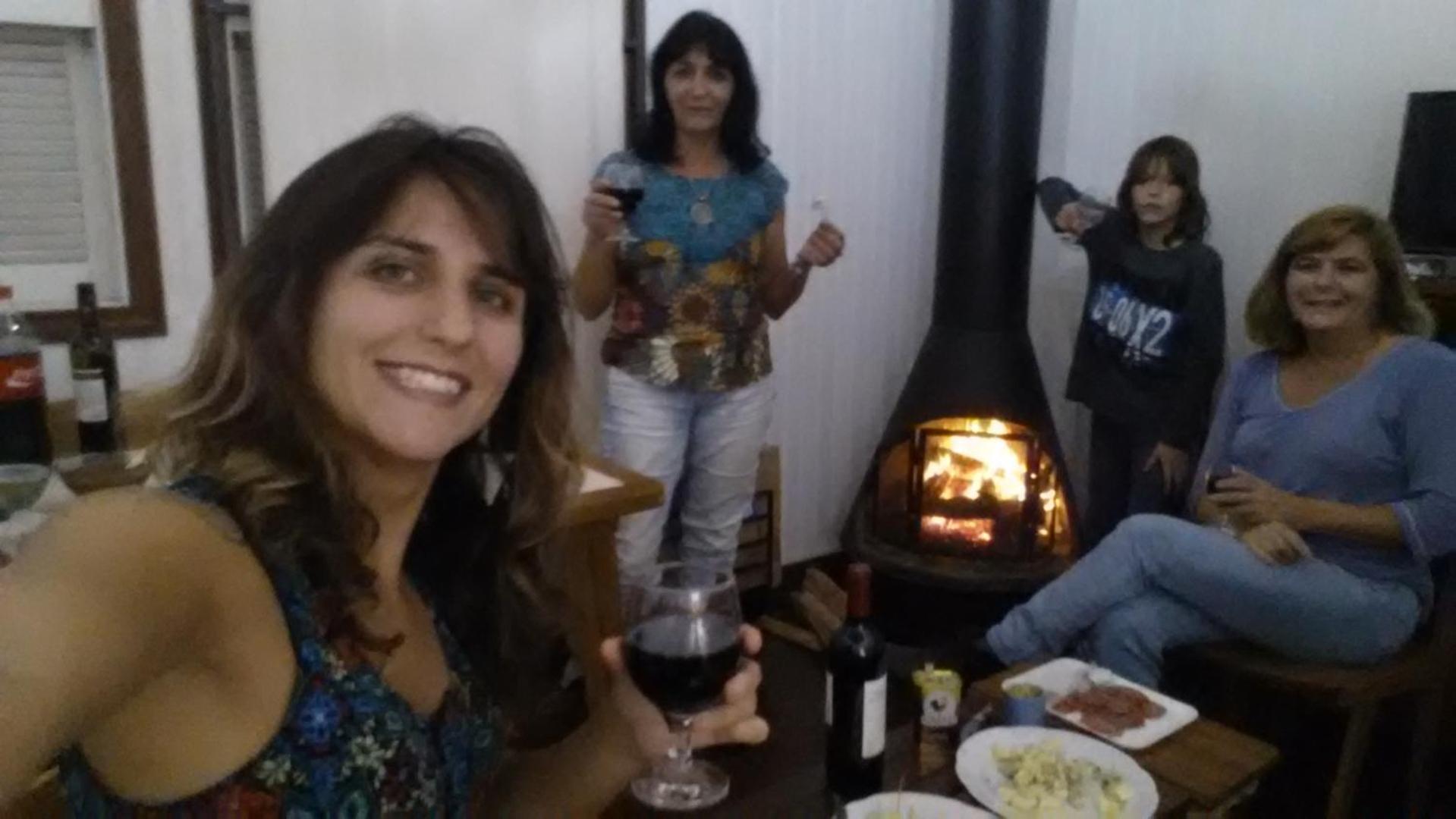 CJ Chalé de Madeira - Perfeito para Reunir Famílias e Amigos ao Redor da Lareira, Fogueira e Churrasqueira