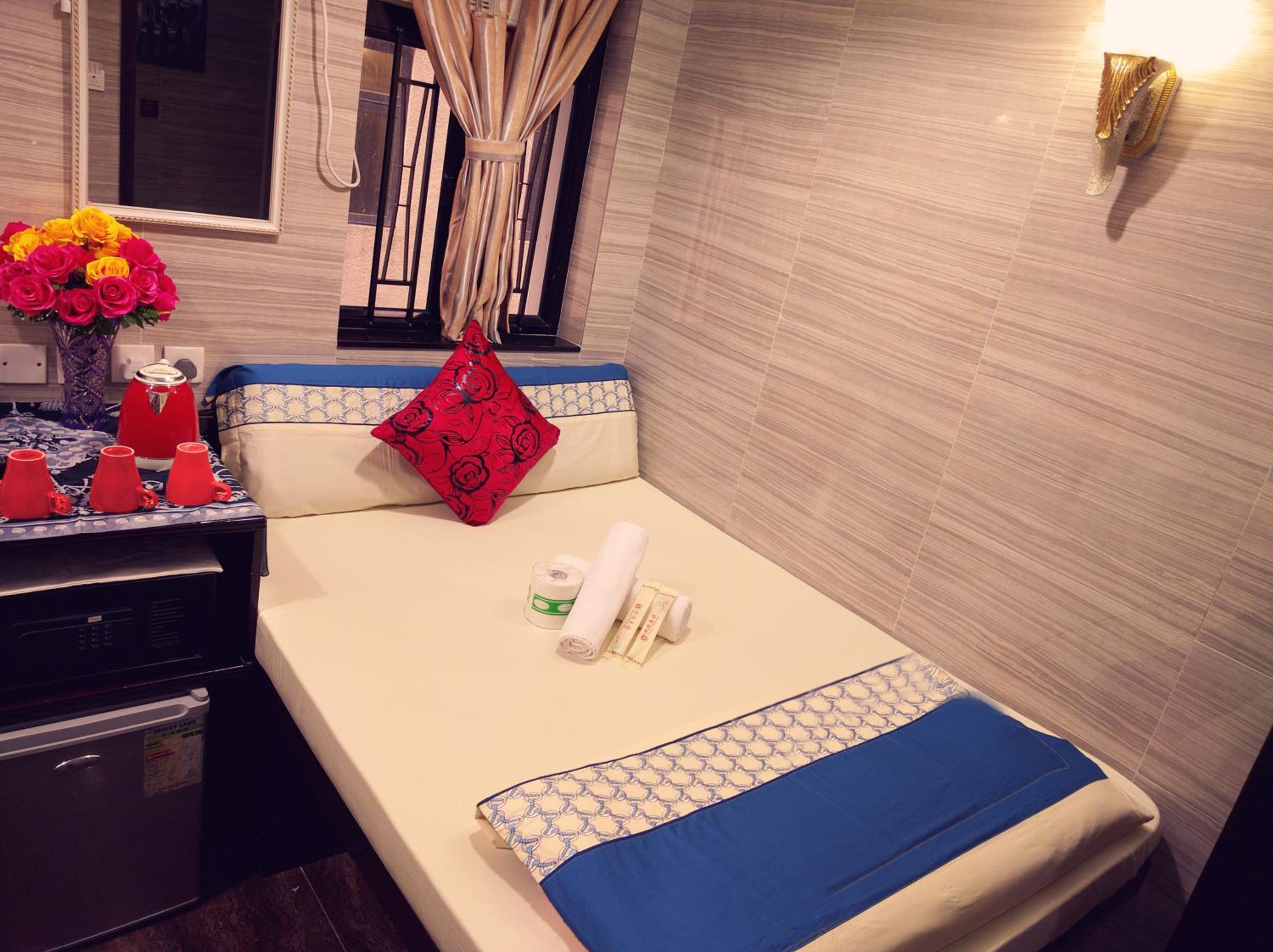 Hostel 16 RECEPTION 24 HOUR Block E 10th floor CHUNG KING MANSION TSIM SHA TSUI KOWLOON