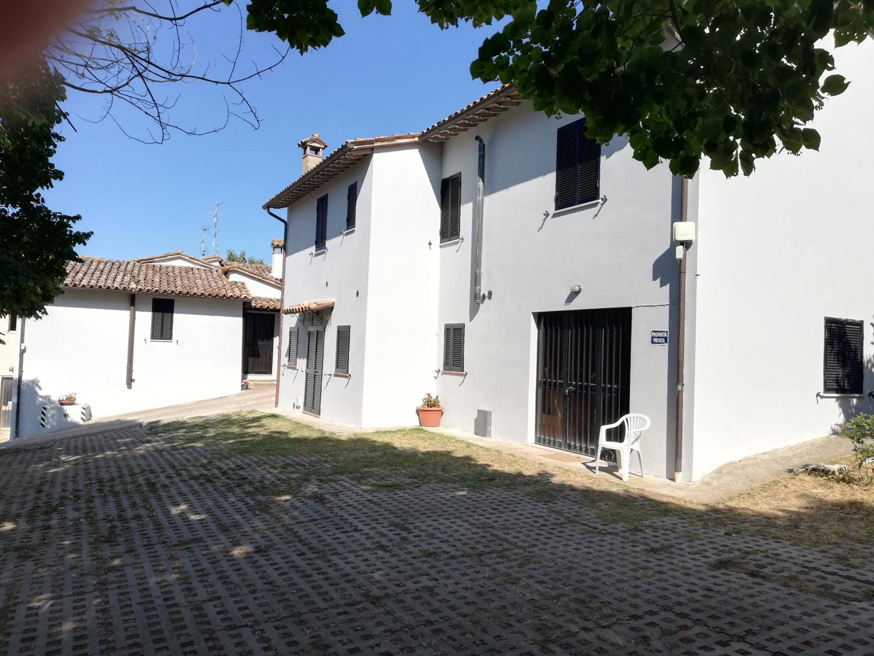 Case in campagna con piscina a Todi view 5