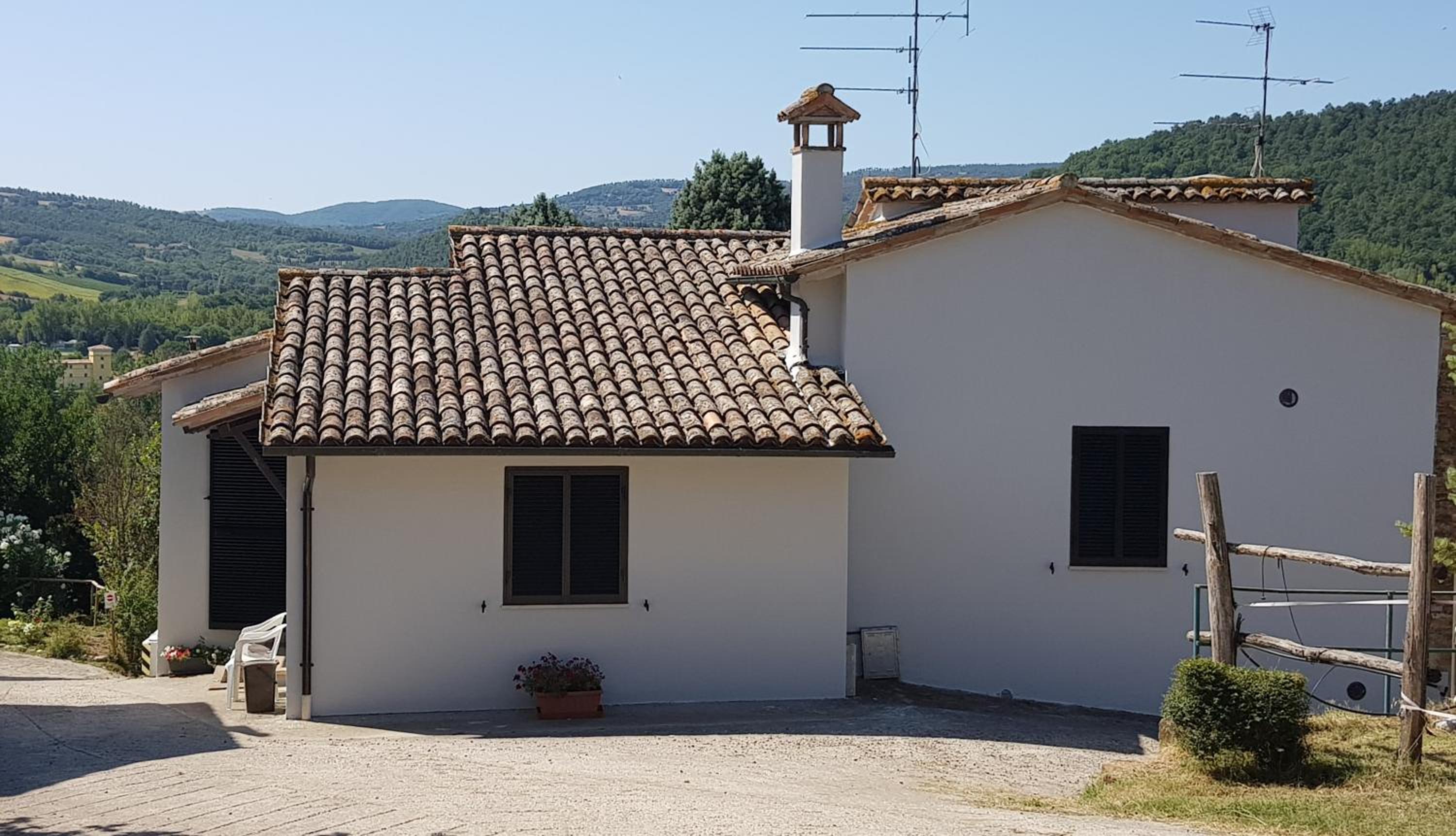 Case in campagna con piscina a Todi view 4