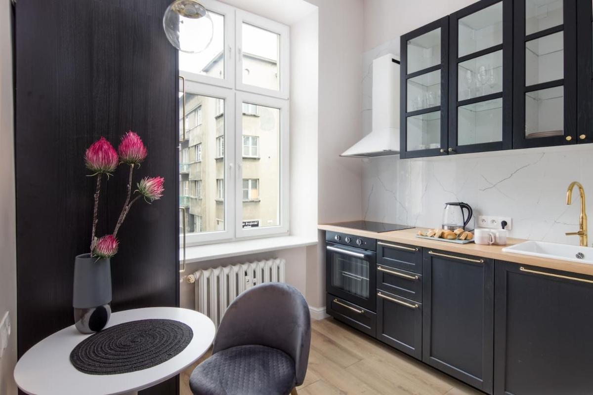 HOUSEHOST Apartment: Łazarza II street view 3