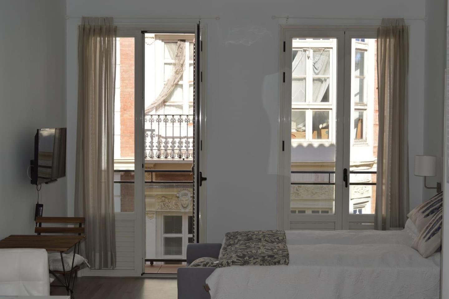 Modern studio flat close to Plaza Merced