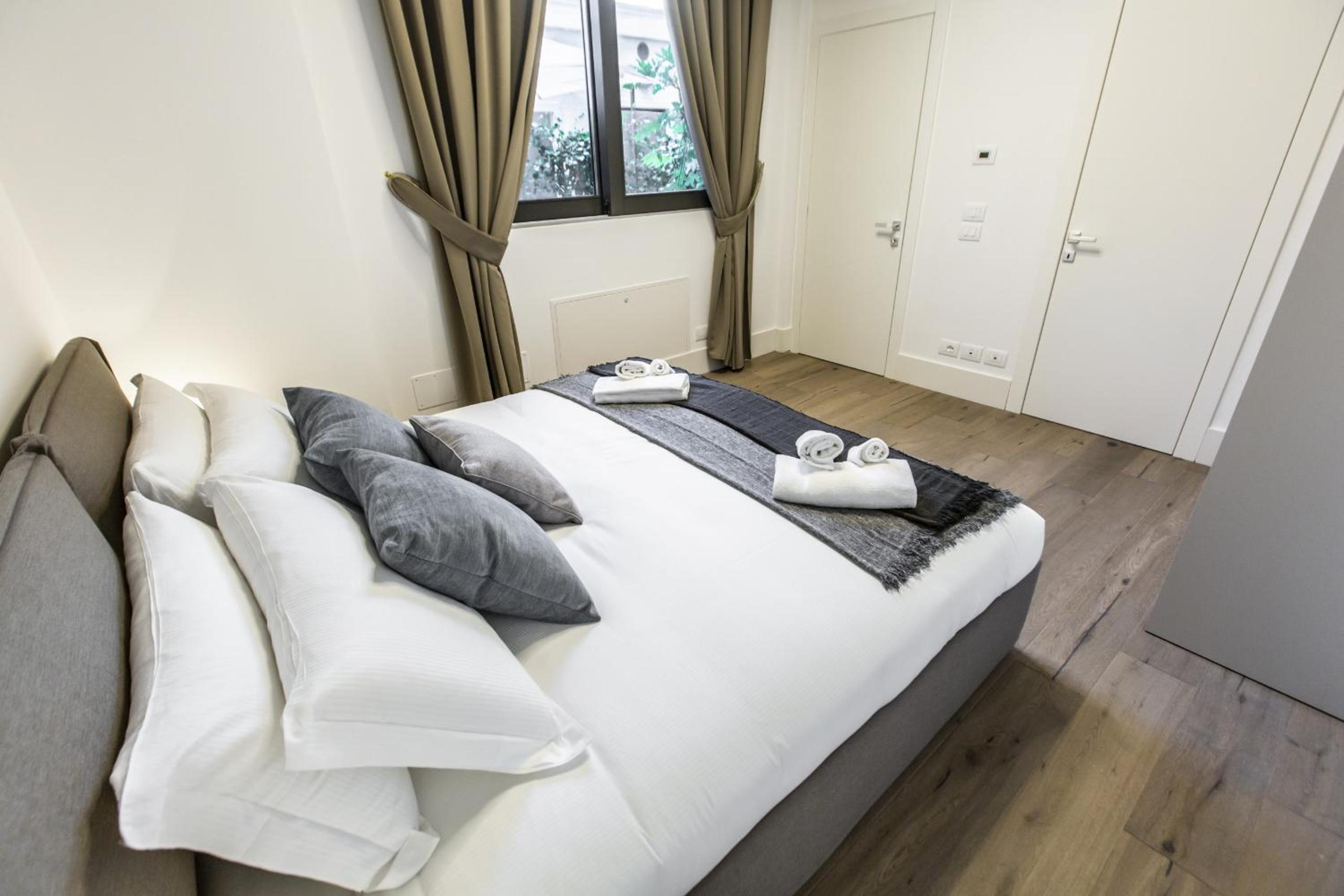 Elegant Fornasa Vecia, canal view with a beautiful garden R&R photo 3