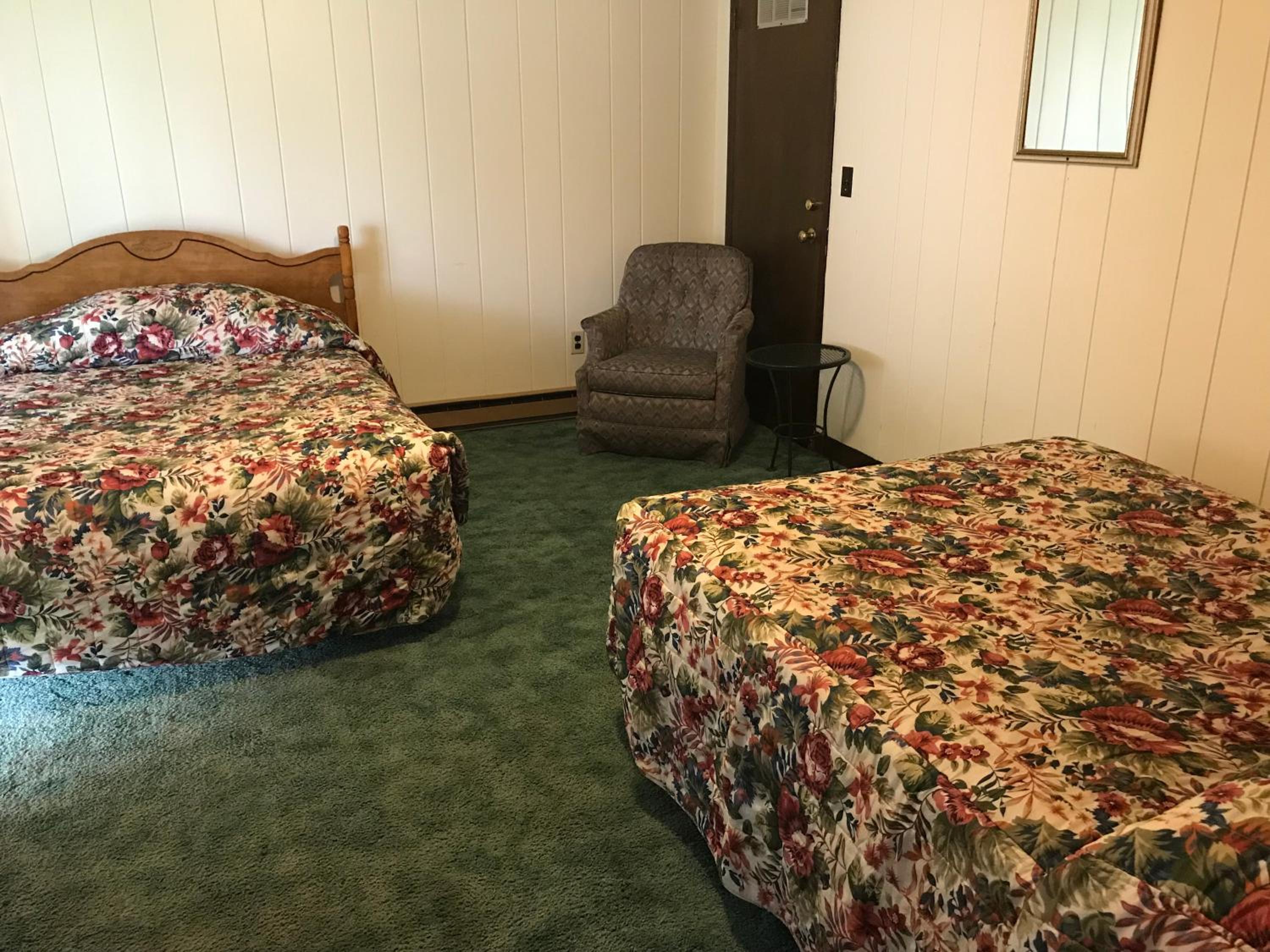 Simmons Motel and Suites