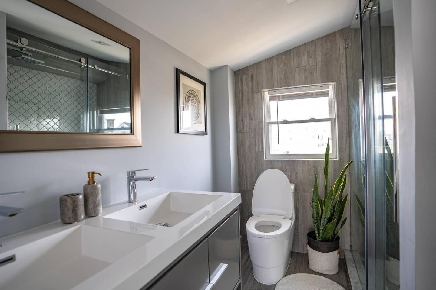 Modern Luxury Family Getaway Near Beach Casinos view 4