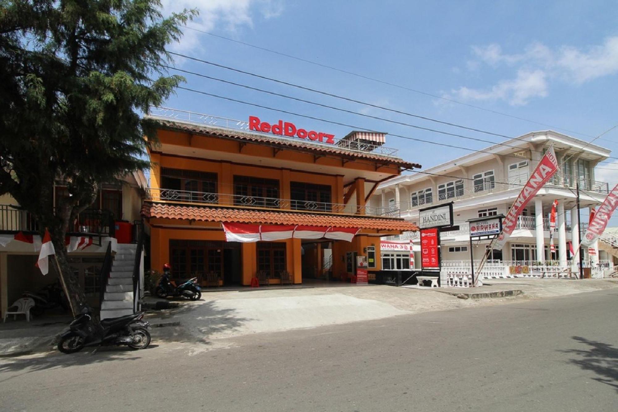 RedDoorz near Sarangan Lake view 3