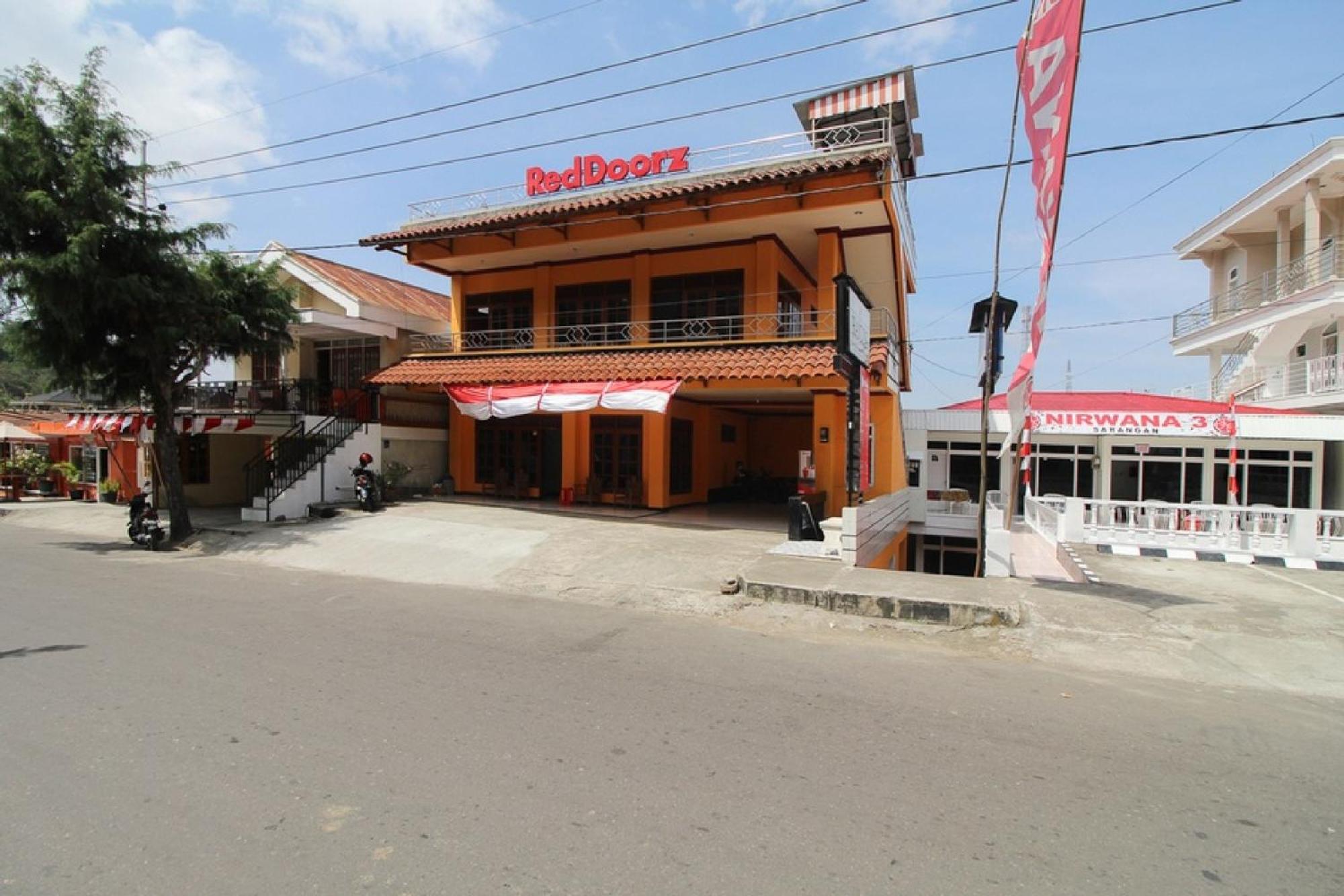 RedDoorz near Sarangan Lake view 2