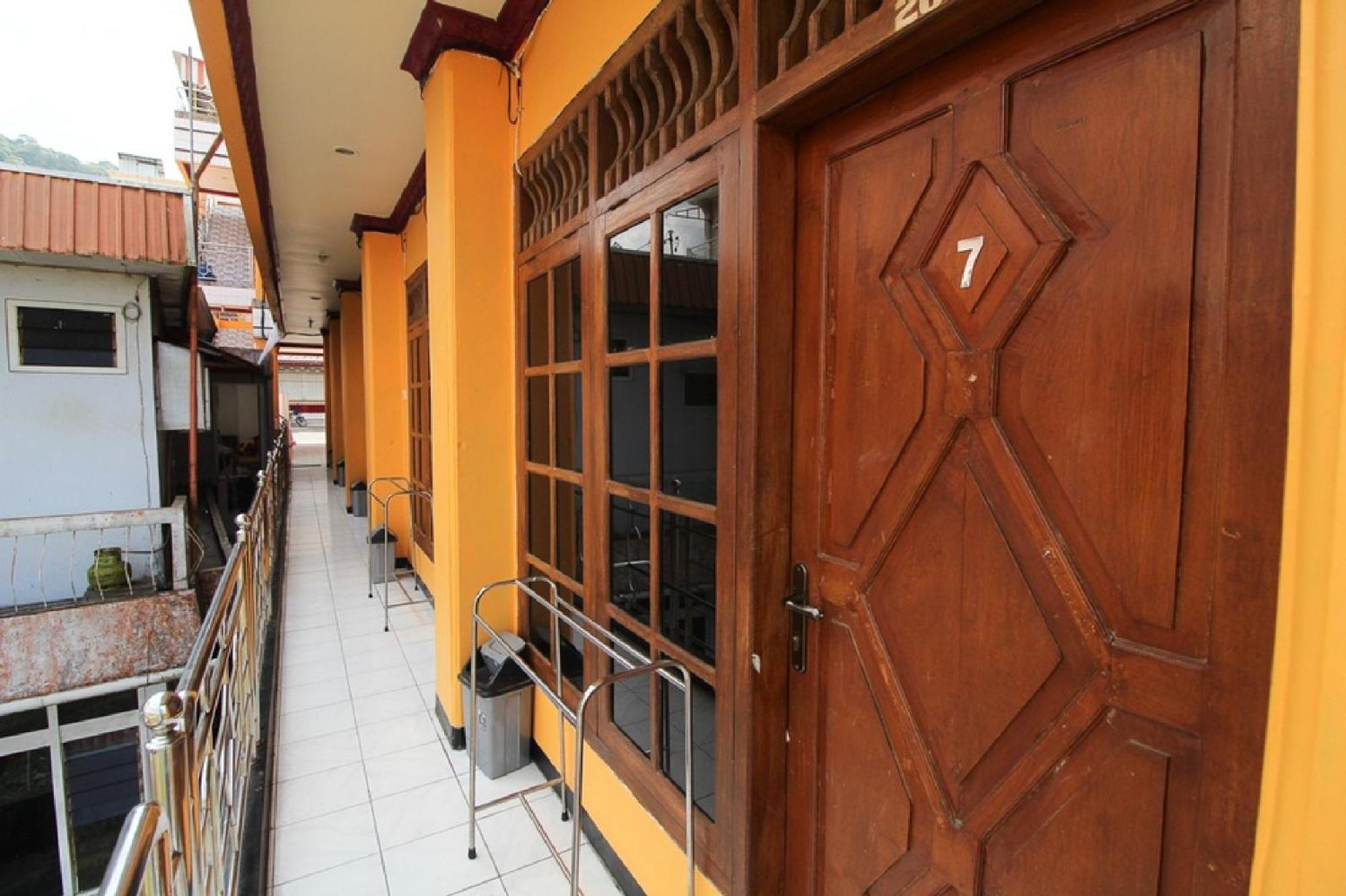 RedDoorz near Sarangan Lake view 5
