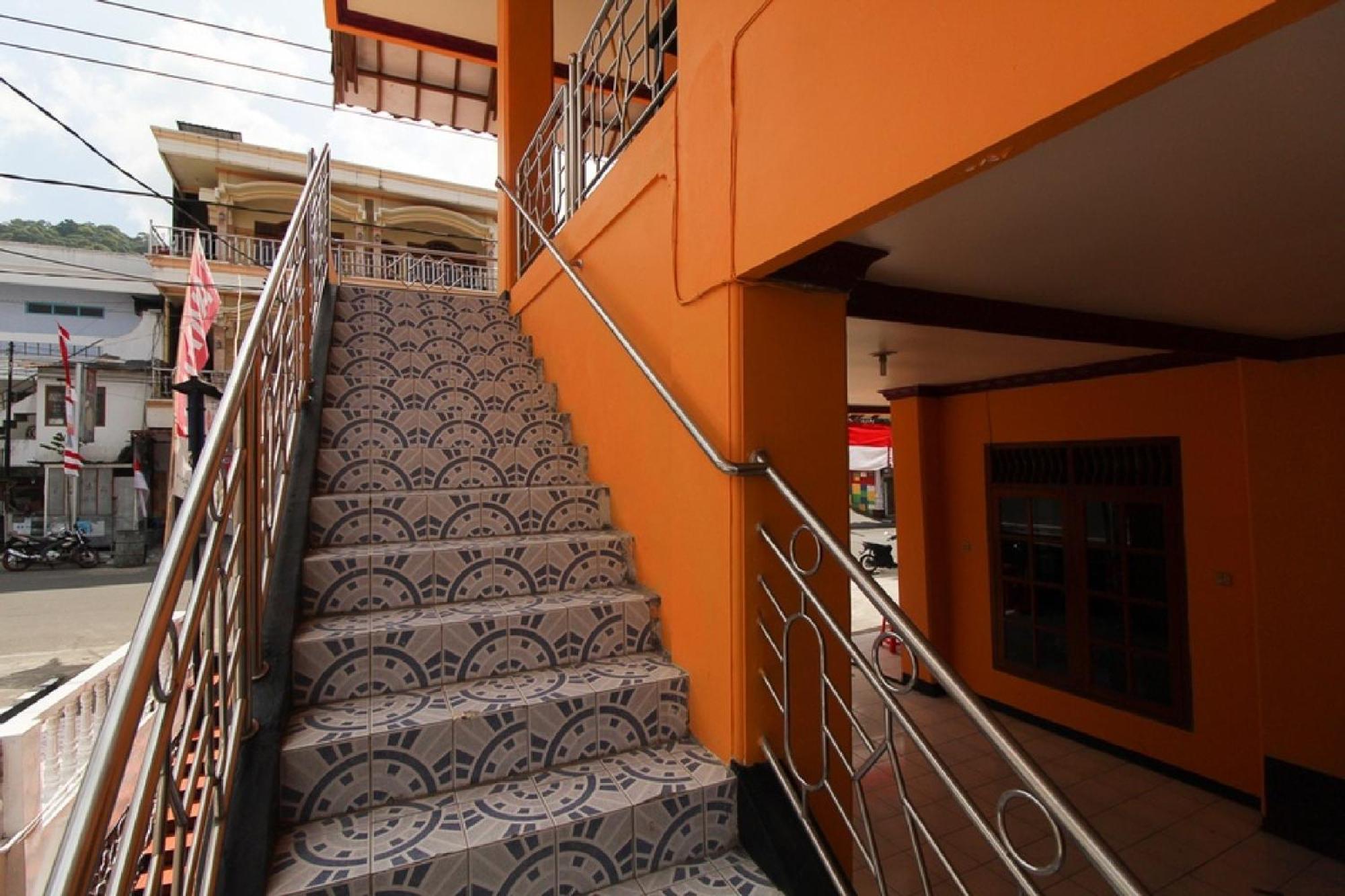 RedDoorz near Sarangan Lake view 4