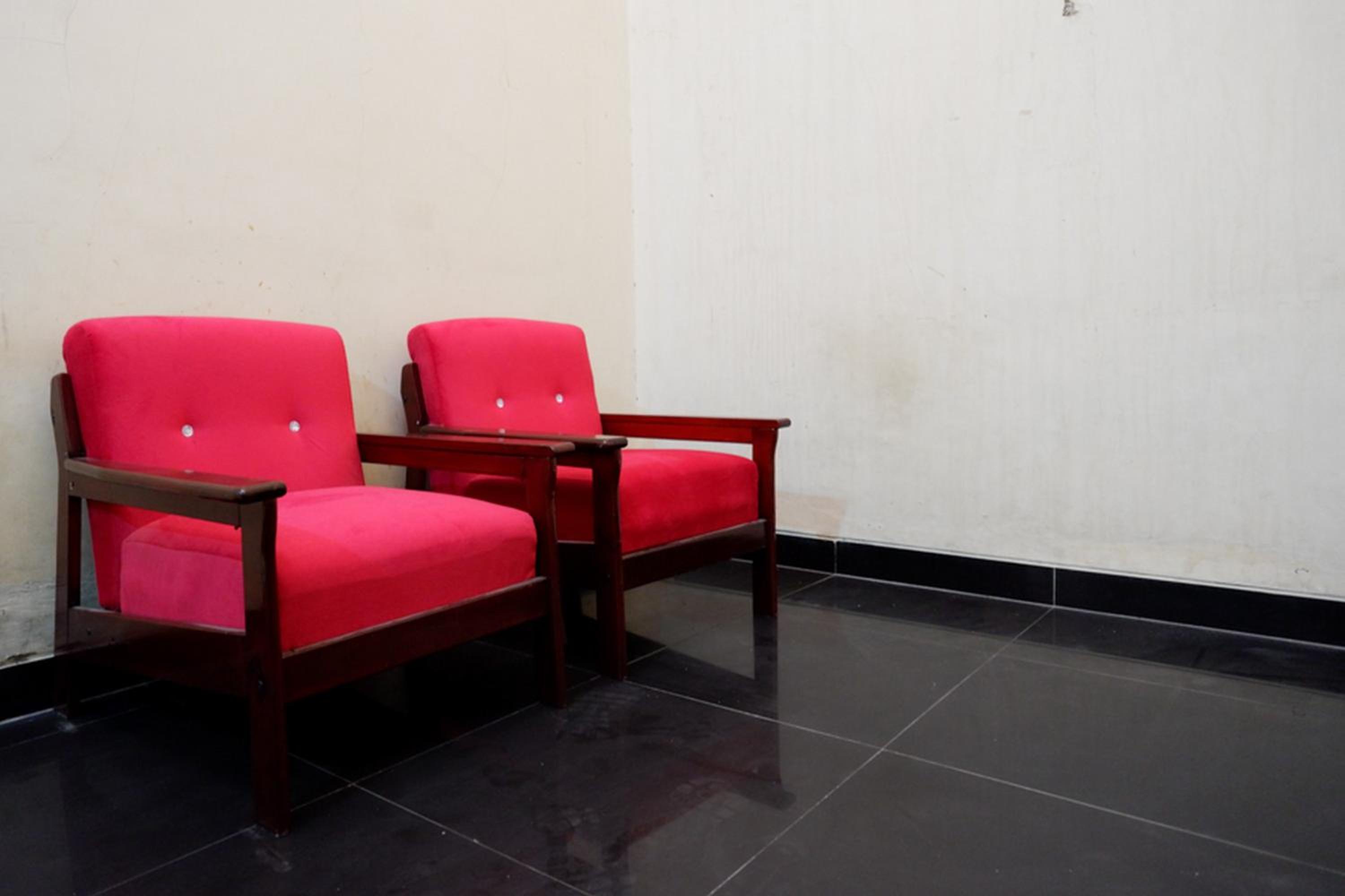 RedDoorz near GOR Wisanggeni view 3
