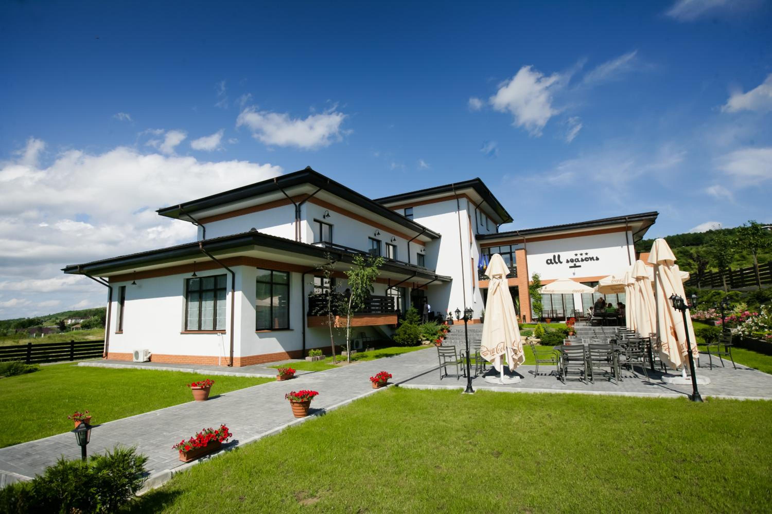 Hotel Pensiunea All Seasons - Image 1