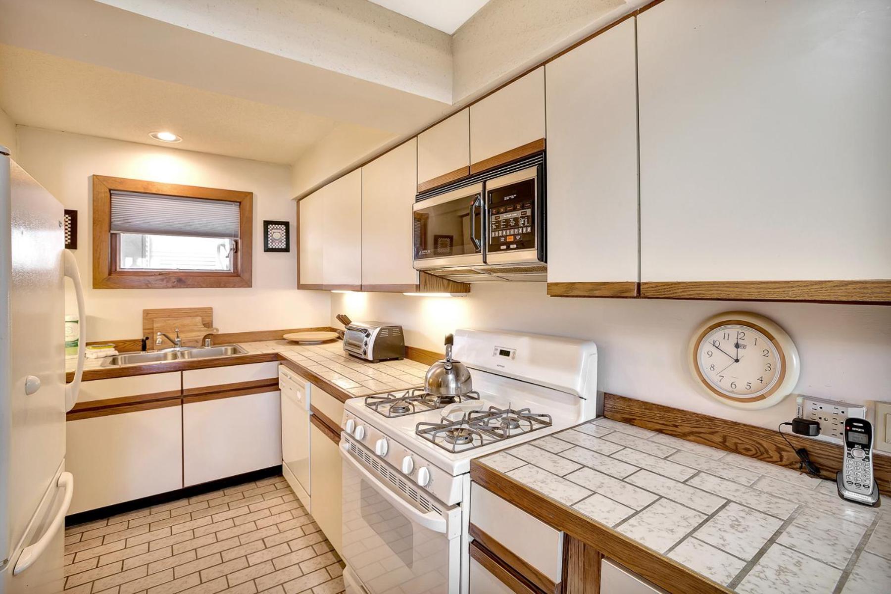 Ski on ski off, conveniently located, 2 bedroom condo with beautiful views, access to indoor pool Sunrise B3