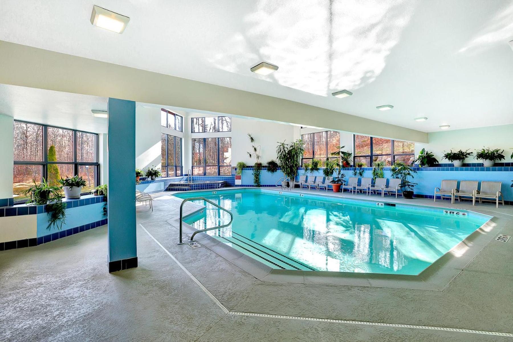 Ski on ski off, conveniently located, 2 bedroom condo with beautiful views, access to indoor pool Sunrise B3