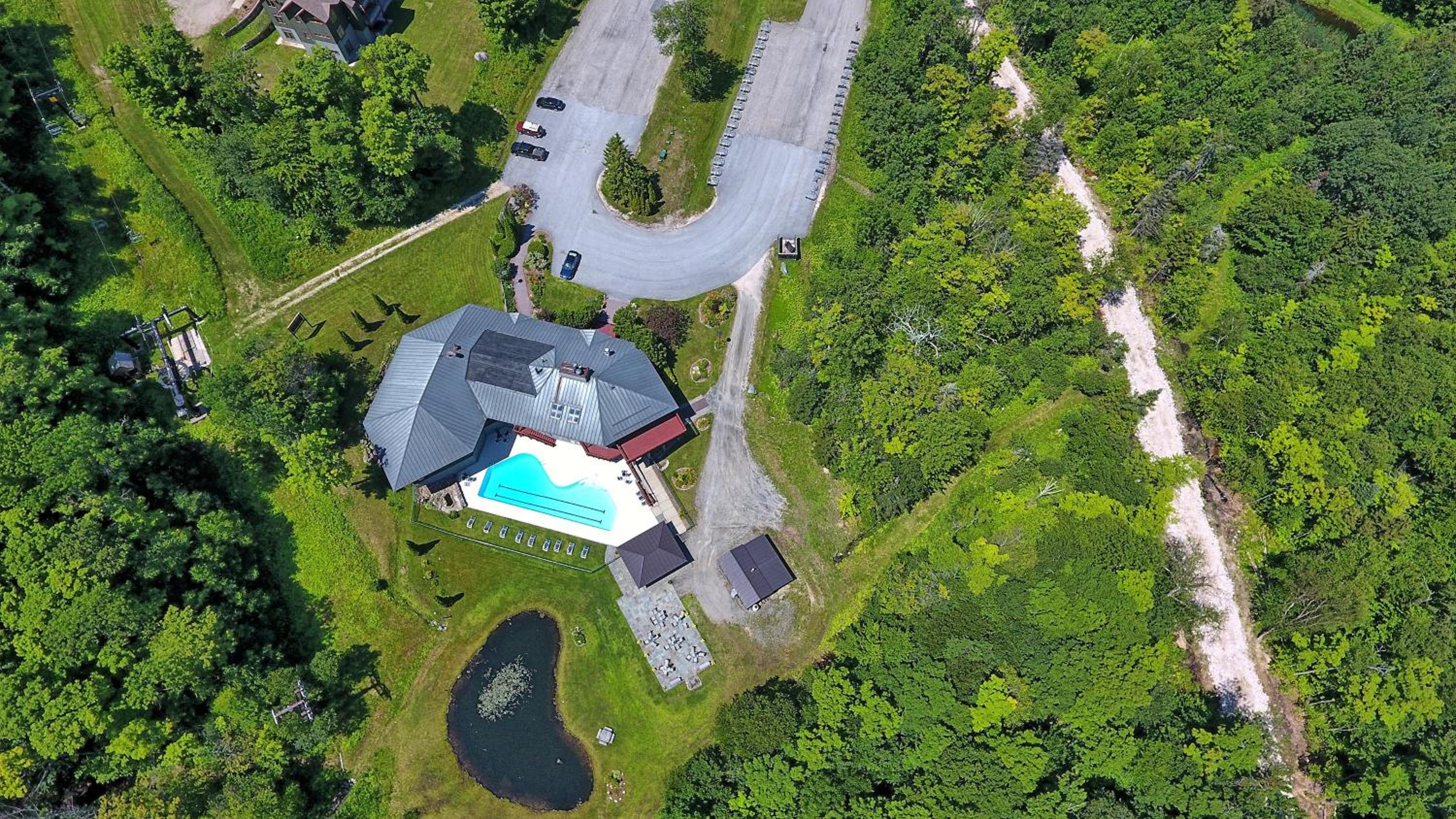 Ski on ski off, conveniently located, 2 bedroom condo with beautiful views, access to indoor pool Sunrise B3