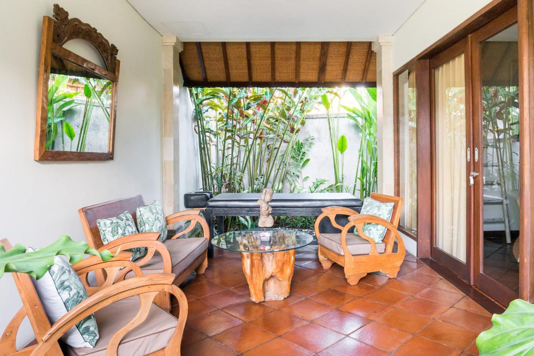 Spacious 4BR Private Estate w-Big Garden and Pool Central Seminyak