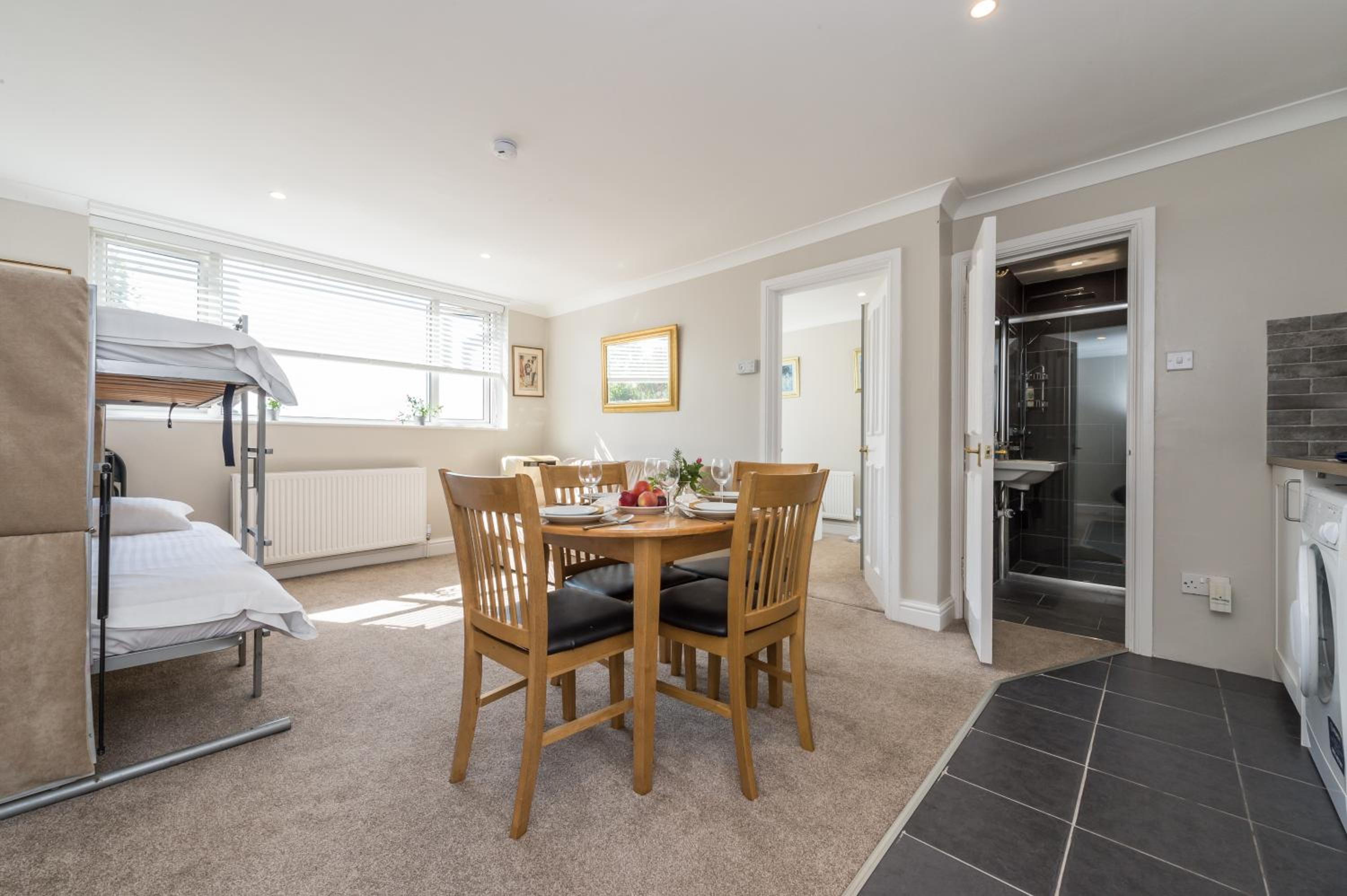 Stylish apartment 12 minutes tube to Oxford Street with free wifi and air con