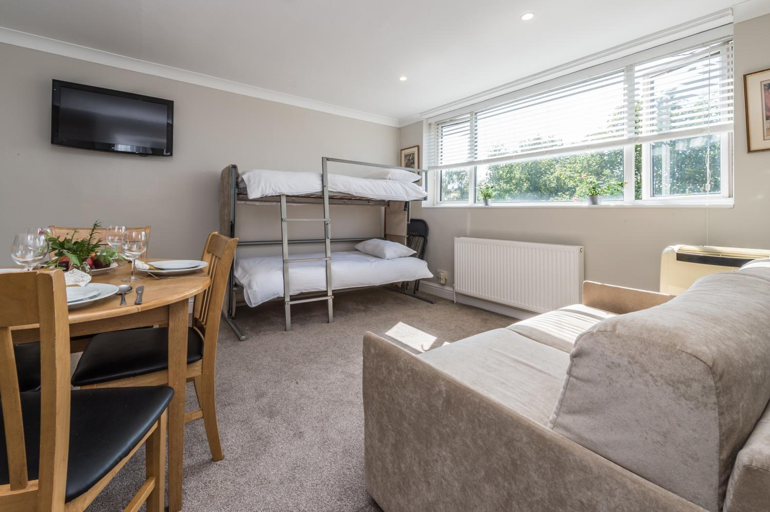 Stylish apartment 12 minutes tube to Oxford Street with free wifi and air con