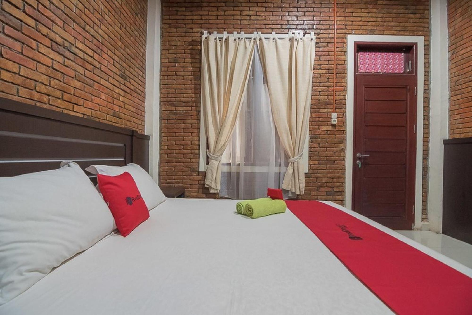 RedDoorz Plus near Cambridge City Square 2 Medan
