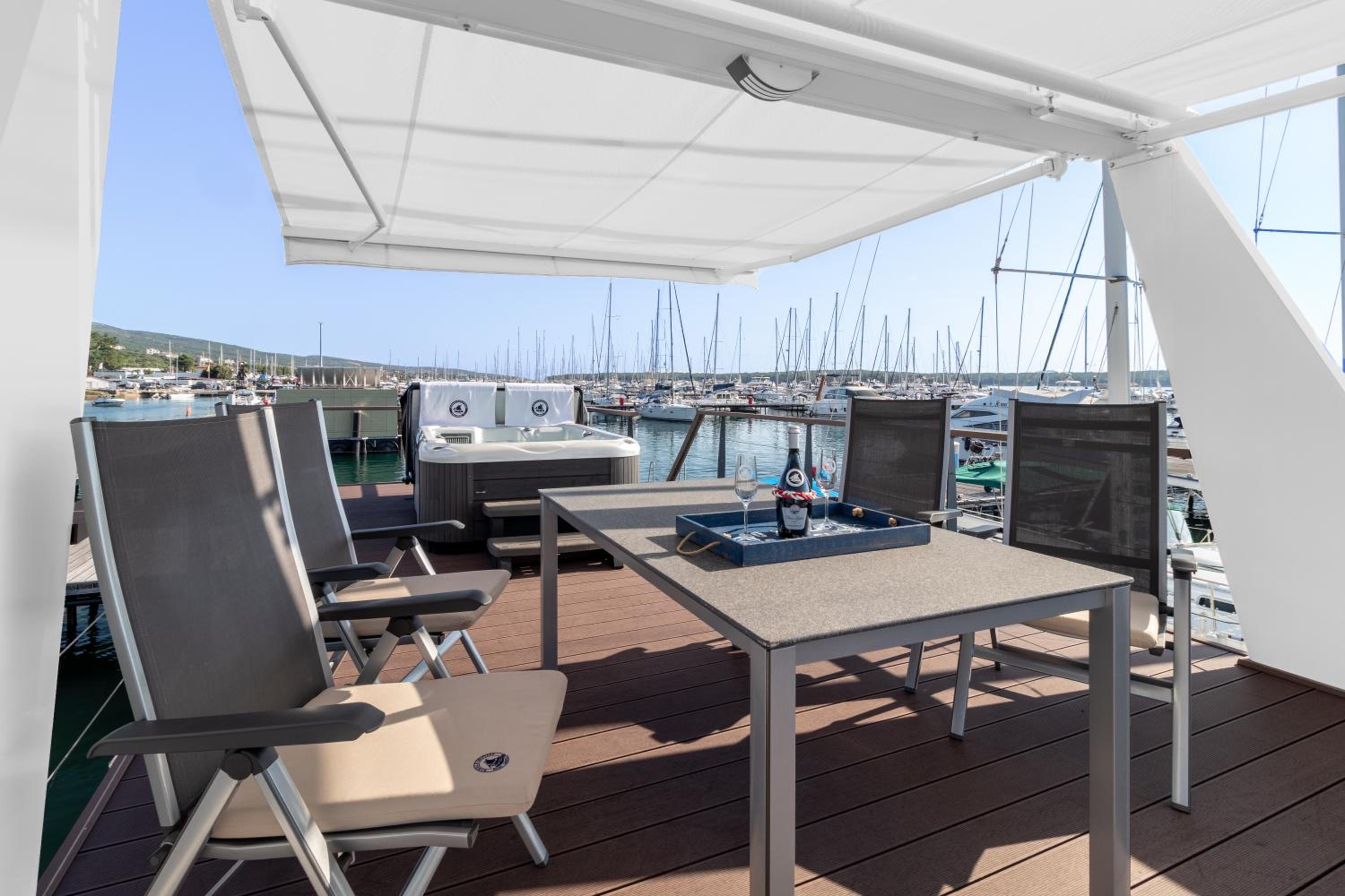 Floating Holiday Home view 4