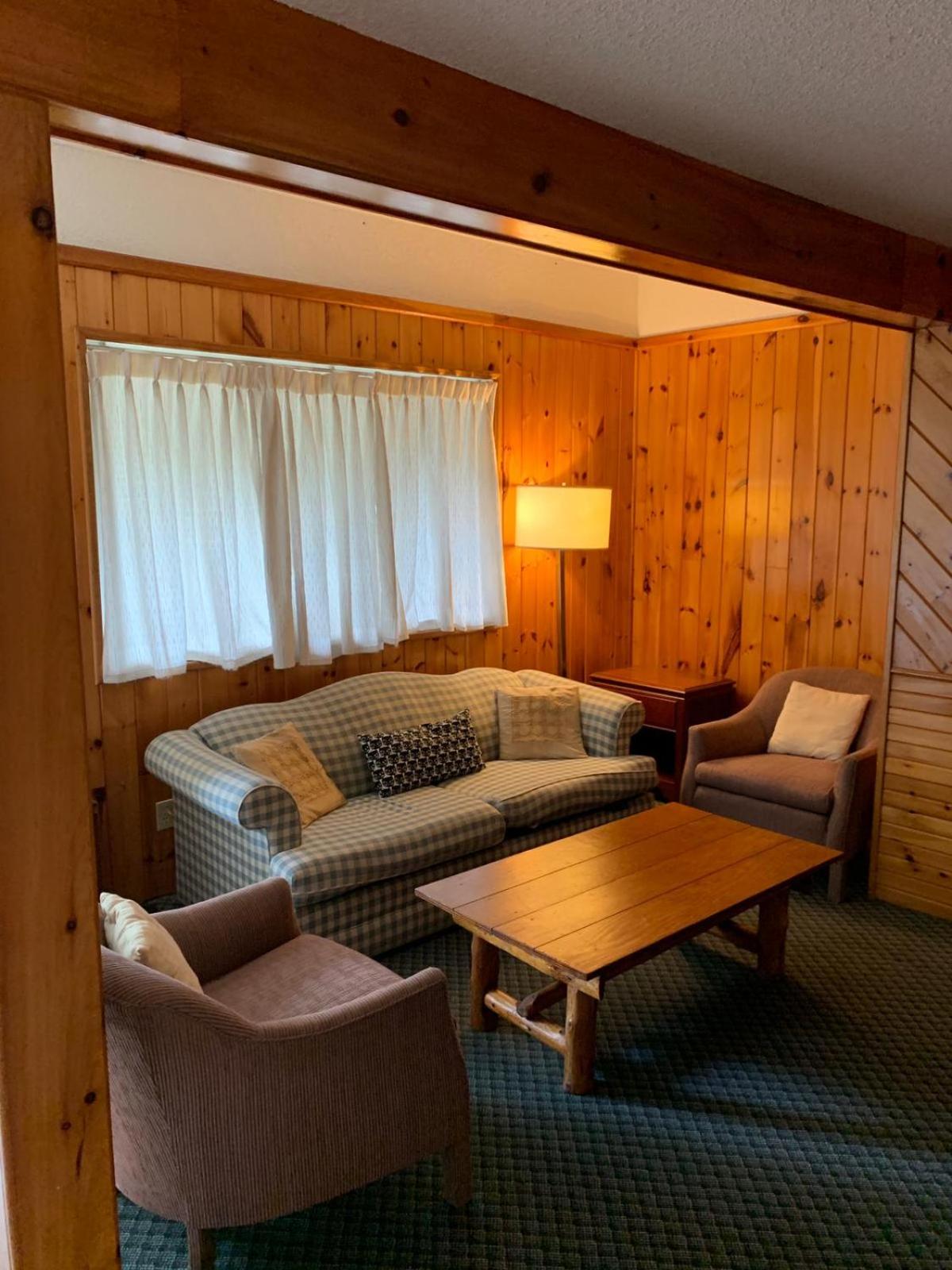 Algonquin Lakeside Inn