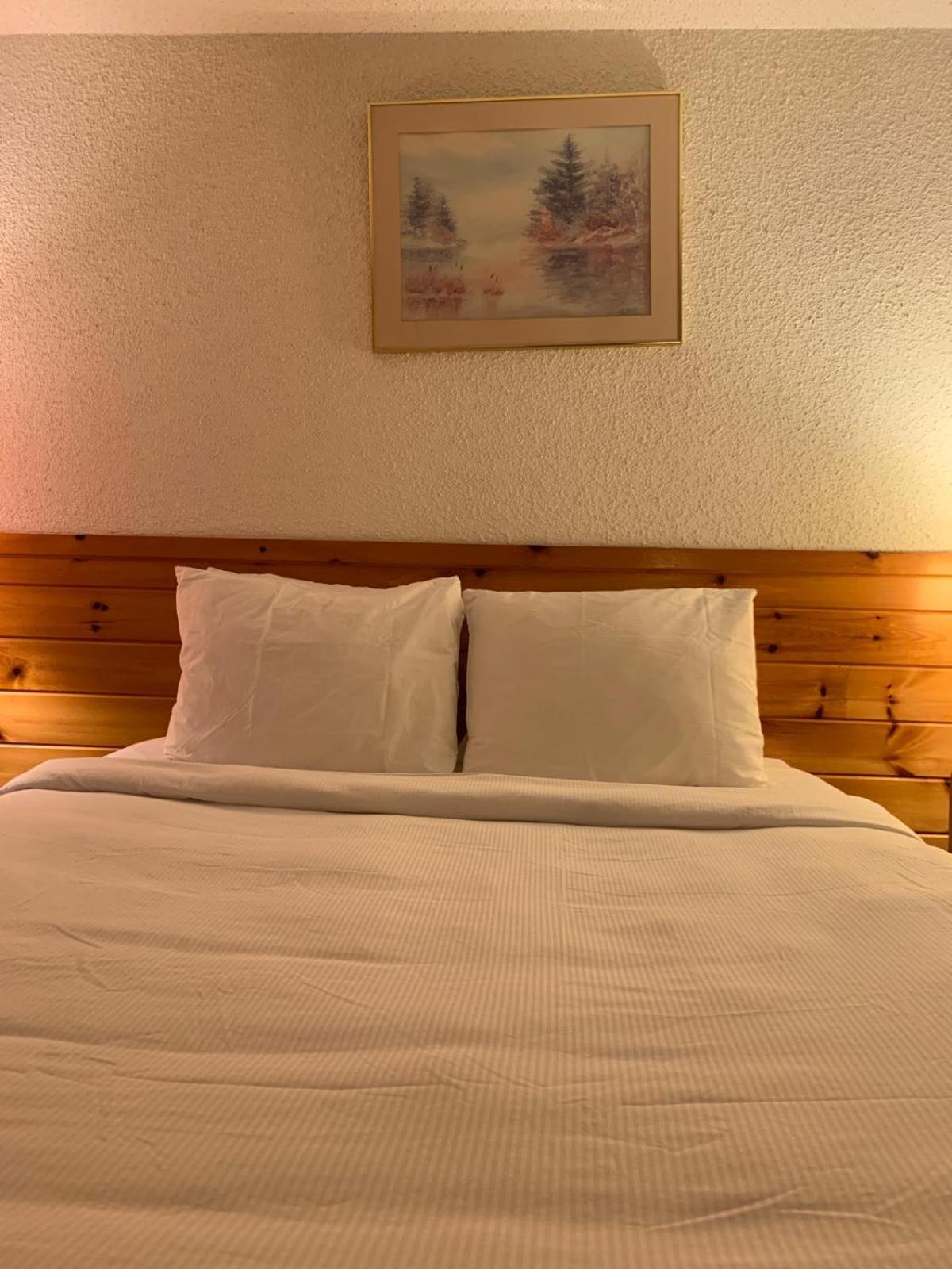 Algonquin Lakeside Inn