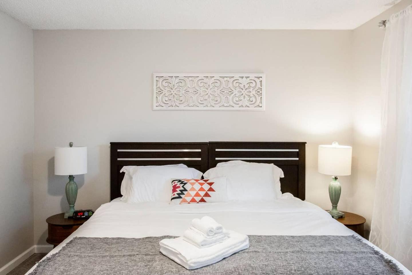 Modern + Cozy Townhome - minutes to Avalon w/king view 2