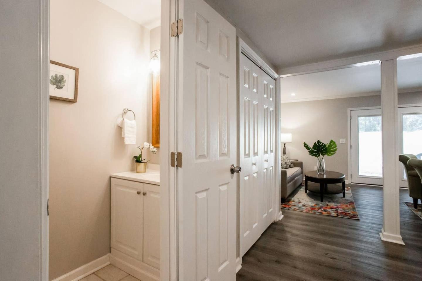 Modern + Cozy Townhome - minutes to Avalon w/king view 3
