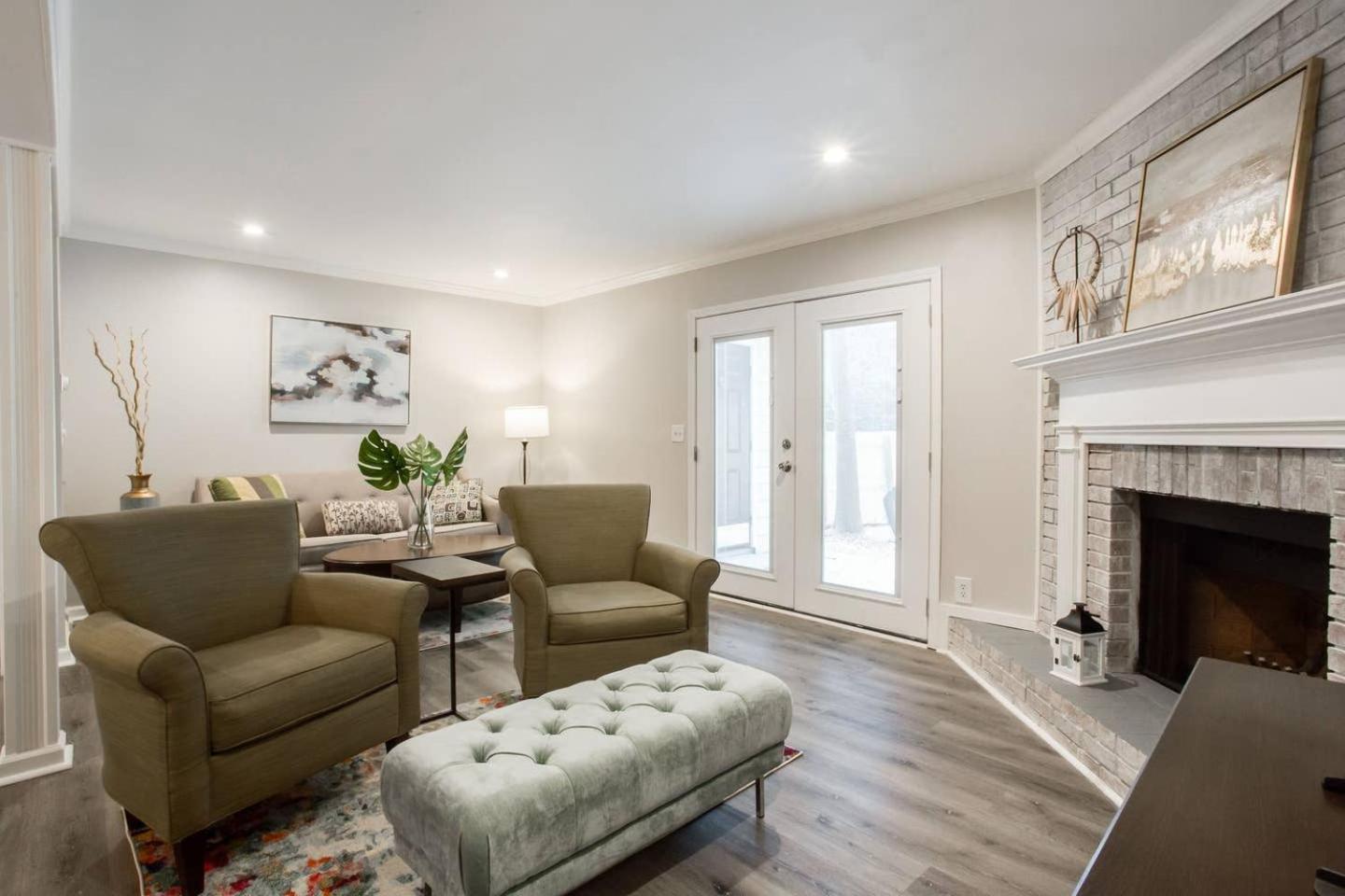 Modern + Cozy Townhome - minutes to Avalon w/king view 4